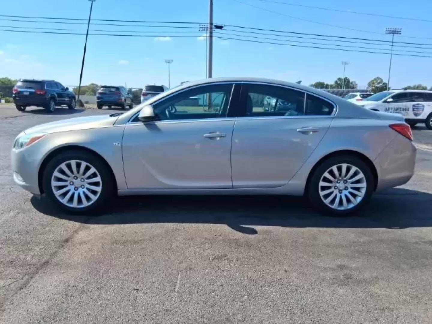 2011 Buick Regal CXL Russelsheim (W04GP5EC1B1) with an Ecotec 2.4L I-4 gasoline direct injection engine, located at 1865 W 2nd St., Xenia, OH, 45385, (937) 372-7777, 39.681259, -83.961945 - **Elevate Your Daily Drive with the 2011 Buick Regal - A Perfect Fit for Xenia Families and Commuters!**<br /> <br /> Experience the joy of driving with the 2011 Buick Regal, a sedan that combines style, comfort, and practicality, making it ideal for both daily commutes and weekend adventures. Wheth - Photo#2