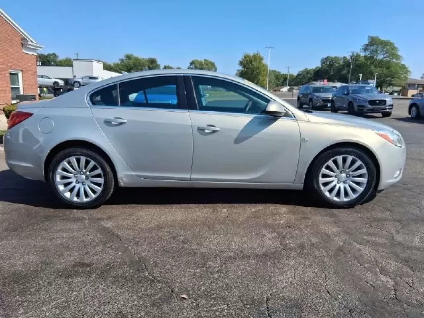 2011 Buick Regal CXL Russelsheim (W04GP5EC1B1) with an Ecotec 2.4L I-4 gasoline direct injection engine, located at 1865 W 2nd St., Xenia, OH, 45385, (937) 372-7777, 39.681259, -83.961945 - **Elevate Your Daily Drive with the 2011 Buick Regal - A Perfect Fit for Xenia Families and Commuters!**<br /> <br /> Experience the joy of driving with the 2011 Buick Regal, a sedan that combines style, comfort, and practicality, making it ideal for both daily commutes and weekend adventures. Wheth - Photo#3