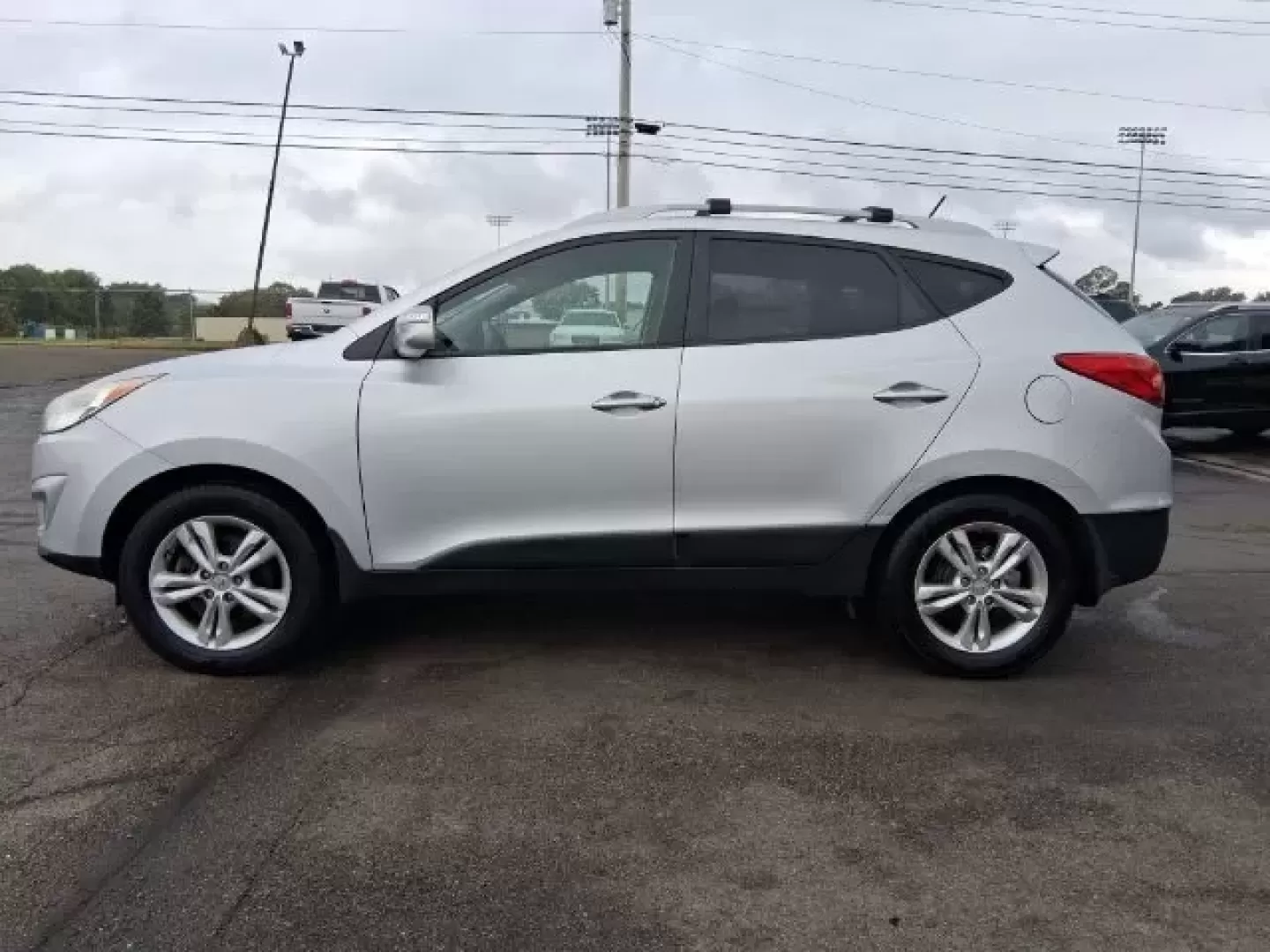 2012 Hyundai Tucson GLS (KM8JU3ACXCU) with an Theta II 2.4L I-4 DOHC engine, located at 1865 W 2nd St., Xenia, OH, 45385, (937) 372-7777, 39.681259, -83.961945 - Discover the adventure-ready 2012 Hyundai Tucson GLS, your perfect companion for weekend escapes and everyday commutes alike! This versatile SUV is designed for those who crave the freedom of exploration without sacrificing comfort or reliability. Whether you're heading out on a family road trip, na - Photo#2