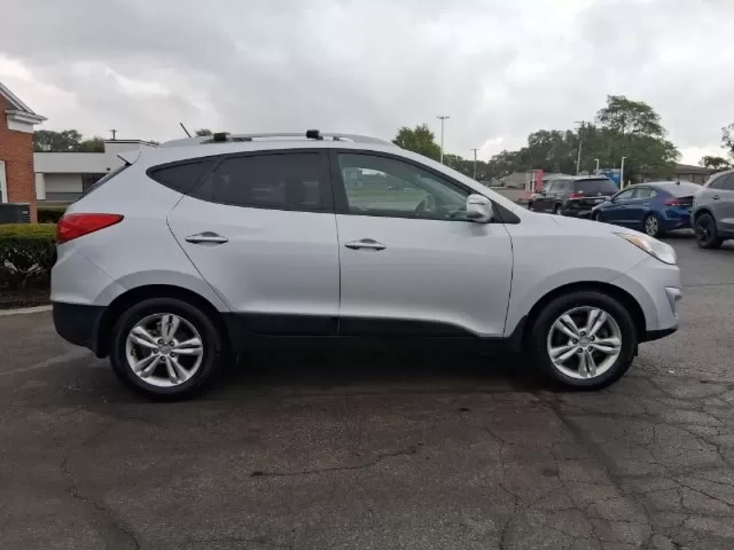 2012 Hyundai Tucson GLS (KM8JU3ACXCU) with an Theta II 2.4L I-4 DOHC engine, located at 1865 W 2nd St., Xenia, OH, 45385, (937) 372-7777, 39.681259, -83.961945 - Discover the adventure-ready 2012 Hyundai Tucson GLS, your perfect companion for weekend escapes and everyday commutes alike! This versatile SUV is designed for those who crave the freedom of exploration without sacrificing comfort or reliability. Whether you're heading out on a family road trip, na - Photo#3