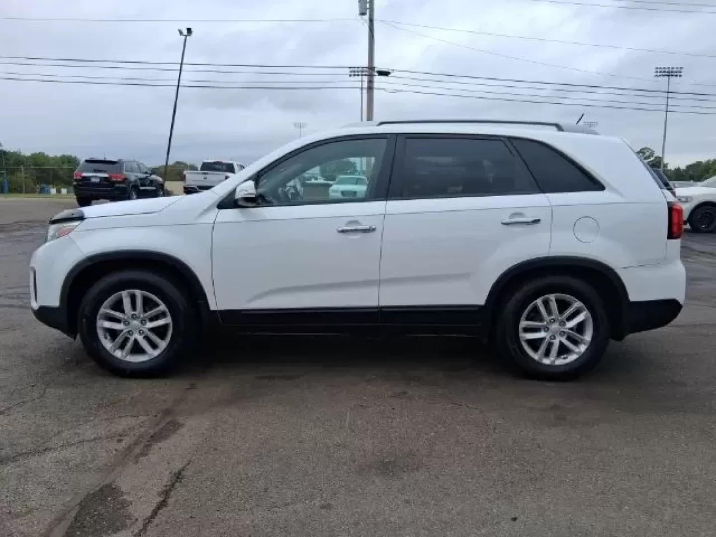 2015 Kia Sorento LX (5XYKT4A61FG) with an 2.4L I-4 gasoline direct injection engine, located at 1865 W 2nd St., Xenia, OH, 45385, (937) 372-7777, 39.681259, -83.961945 - **Discover Adventures with the 2015 Kia Sorento LX at Jamestown Auto Sales!**<br /> <br /> Are you ready to elevate your driving experience? Whether you're planning family getaways or navigating daily commutes, the 2015 Kia Sorento LX is perfectly designed to meet your lifestyle needs. This versatil - Photo#2