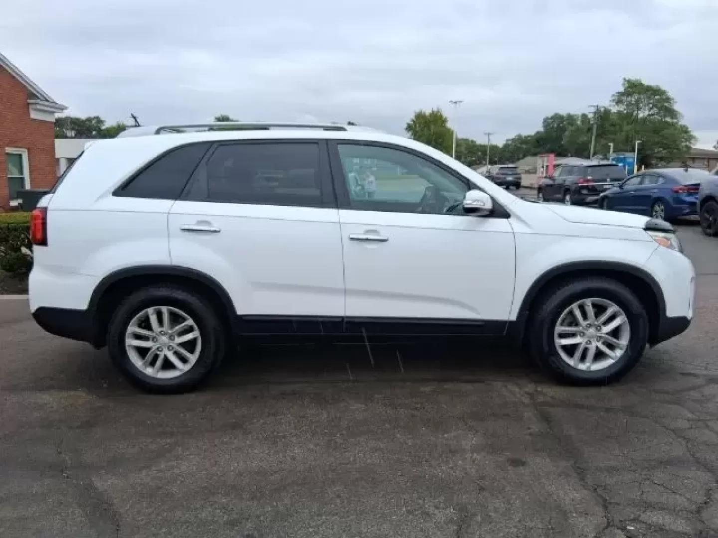 2015 Kia Sorento LX (5XYKT4A61FG) with an 2.4L I-4 gasoline direct injection engine, located at 1865 W 2nd St., Xenia, OH, 45385, (937) 372-7777, 39.681259, -83.961945 - **Discover Adventures with the 2015 Kia Sorento LX at Jamestown Auto Sales!**<br /> <br /> Are you ready to elevate your driving experience? Whether you're planning family getaways or navigating daily commutes, the 2015 Kia Sorento LX is perfectly designed to meet your lifestyle needs. This versatil - Photo#3