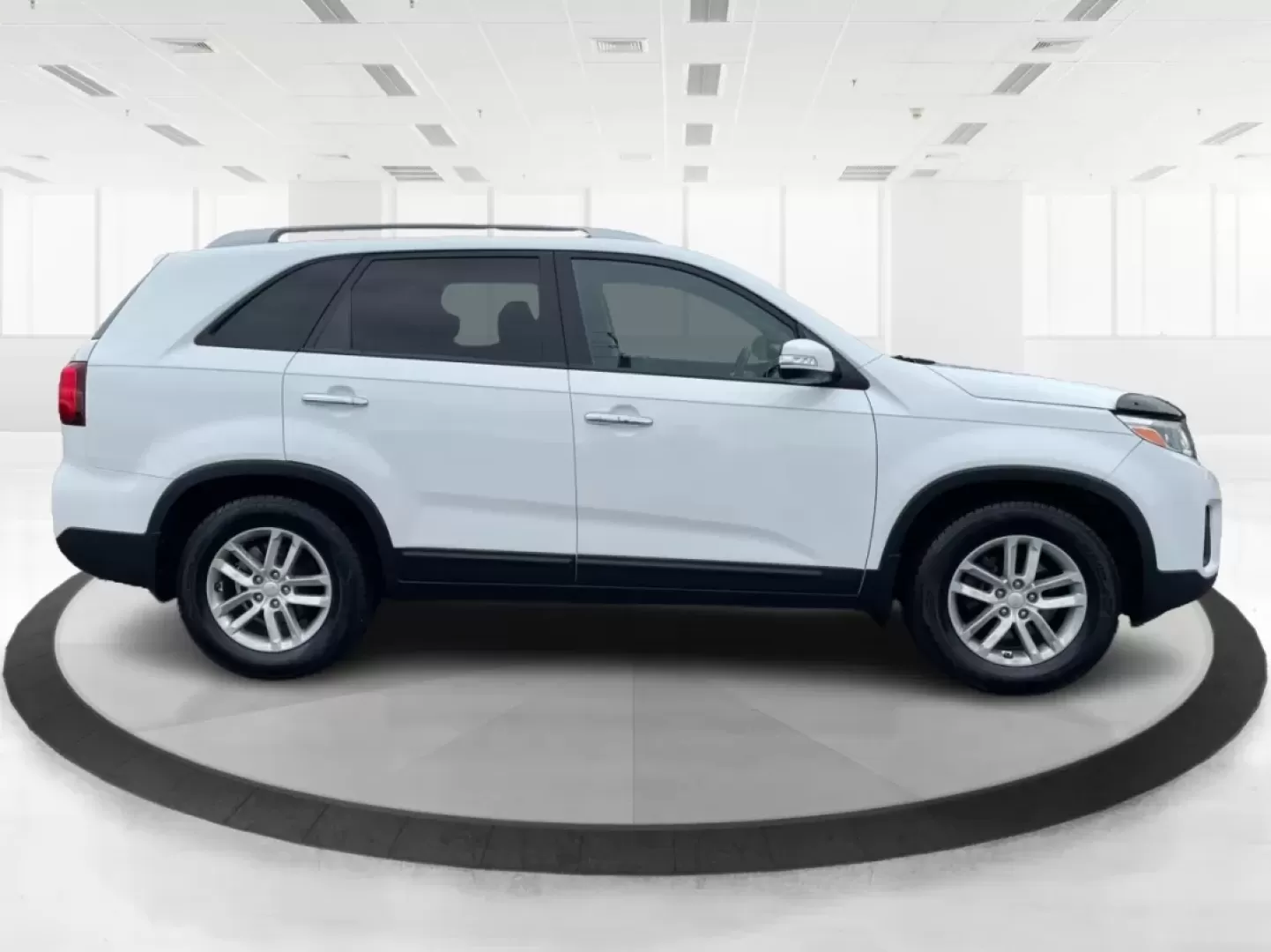 2015 Kia Sorento LX (5XYKT4A61FG) with an 2.4L I-4 gasoline direct injection engine, located at 1865 W 2nd St., Xenia, OH, 45385, (937) 372-7777, 39.681259, -83.961945 - **Discover Adventures with the 2015 Kia Sorento LX at Jamestown Auto Sales!**<br /> <br /> Are you ready to elevate your driving experience? Whether you're planning family getaways or navigating daily commutes, the 2015 Kia Sorento LX is perfectly designed to meet your lifestyle needs. This versatil - Photo#14
