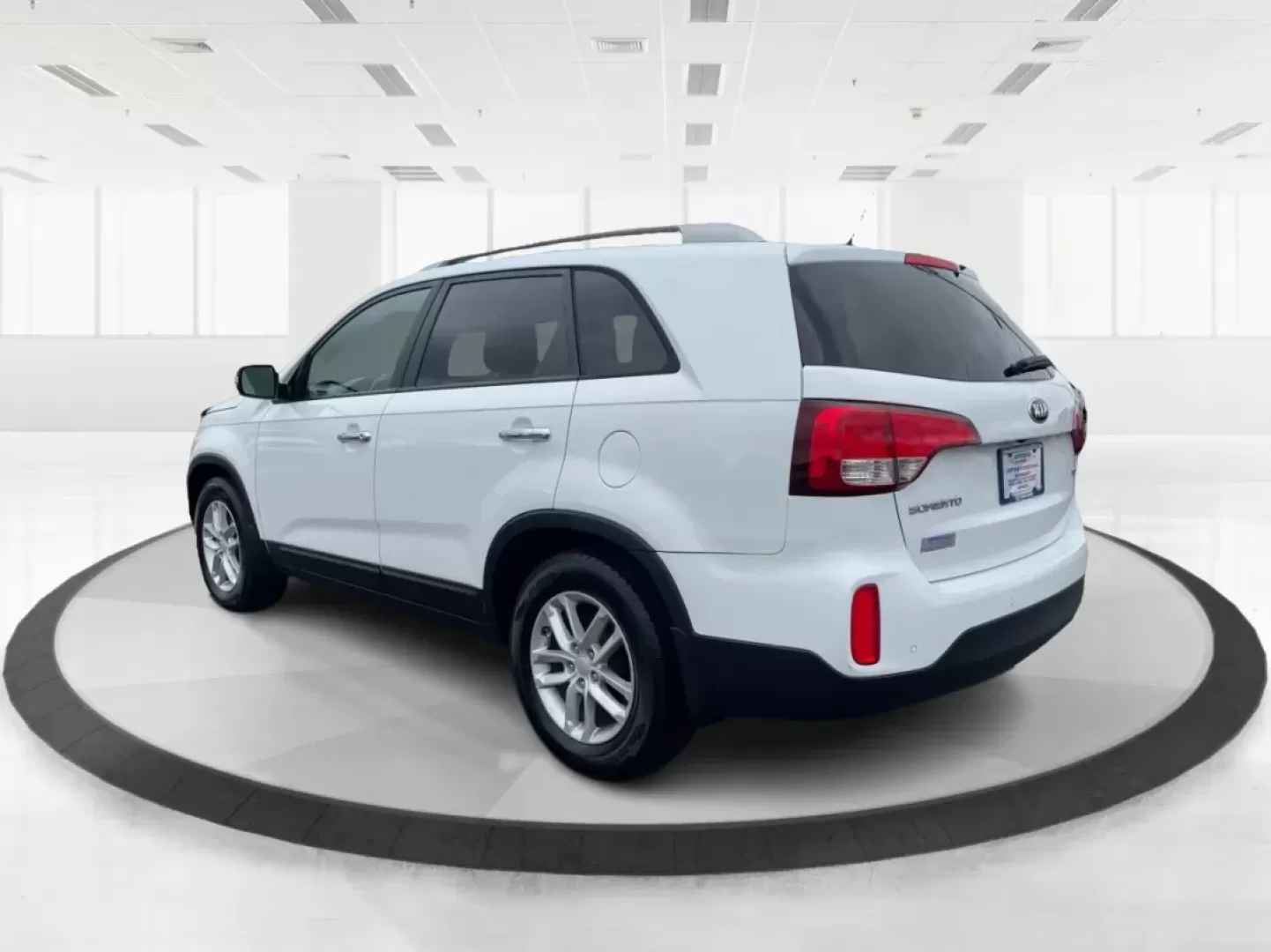 2015 Kia Sorento LX (5XYKT4A61FG) with an 2.4L I-4 gasoline direct injection engine, located at 1865 W 2nd St., Xenia, OH, 45385, (937) 372-7777, 39.681259, -83.961945 - **Discover Adventures with the 2015 Kia Sorento LX at Jamestown Auto Sales!**<br /> <br /> Are you ready to elevate your driving experience? Whether you're planning family getaways or navigating daily commutes, the 2015 Kia Sorento LX is perfectly designed to meet your lifestyle needs. This versatil - Photo#17