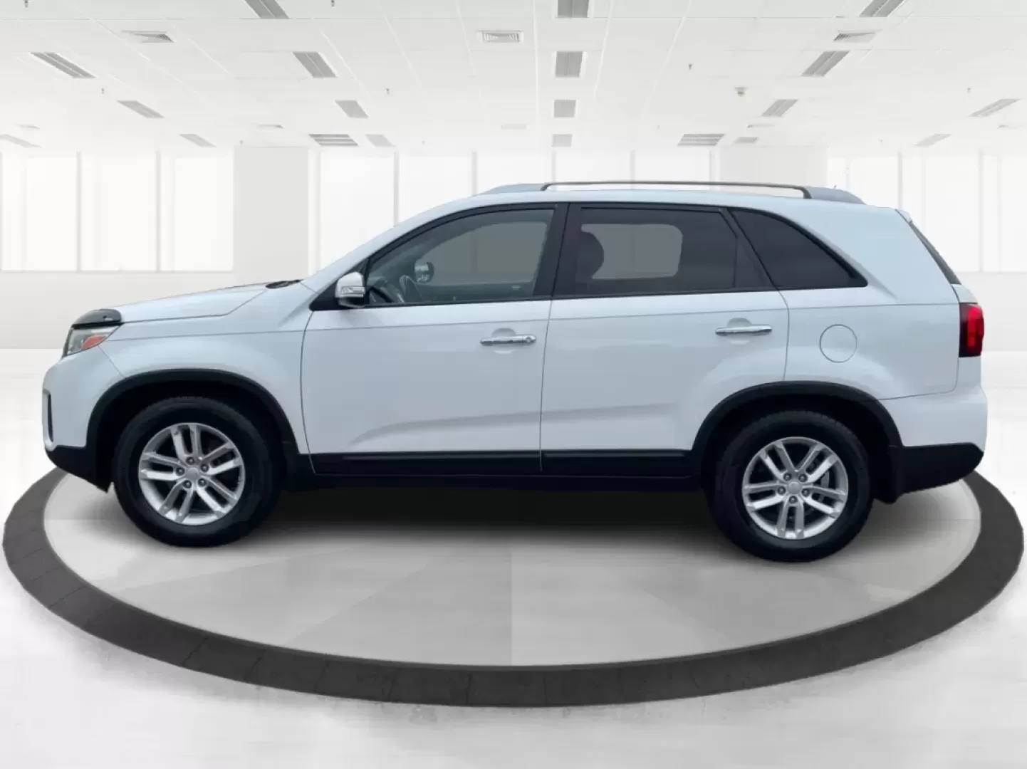 2015 Kia Sorento LX (5XYKT4A61FG) with an 2.4L I-4 gasoline direct injection engine, located at 1865 W 2nd St., Xenia, OH, 45385, (937) 372-7777, 39.681259, -83.961945 - **Discover Adventures with the 2015 Kia Sorento LX at Jamestown Auto Sales!**<br /> <br /> Are you ready to elevate your driving experience? Whether you're planning family getaways or navigating daily commutes, the 2015 Kia Sorento LX is perfectly designed to meet your lifestyle needs. This versatil - Photo#18