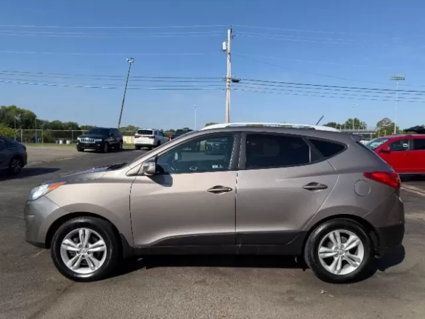 2013 Hyundai Tucson GLS (KM8JU3AC1DU) with an Theta II 2.4L I-4 DOHC engine, located at 1865 W 2nd St., Xenia, OH, 45385, (937) 372-7777, 39.681259, -83.961945 - Discover the perfect blend of reliability and comfort with this 2013 Hyundai Tucson GLS, now available at Jamestown Auto Sales! If you're searching for a versatile SUV that seamlessly adapts to your lifestyle-whether it's tackling the daily commute, embarking on weekend adventures, or catering to th - Photo#2