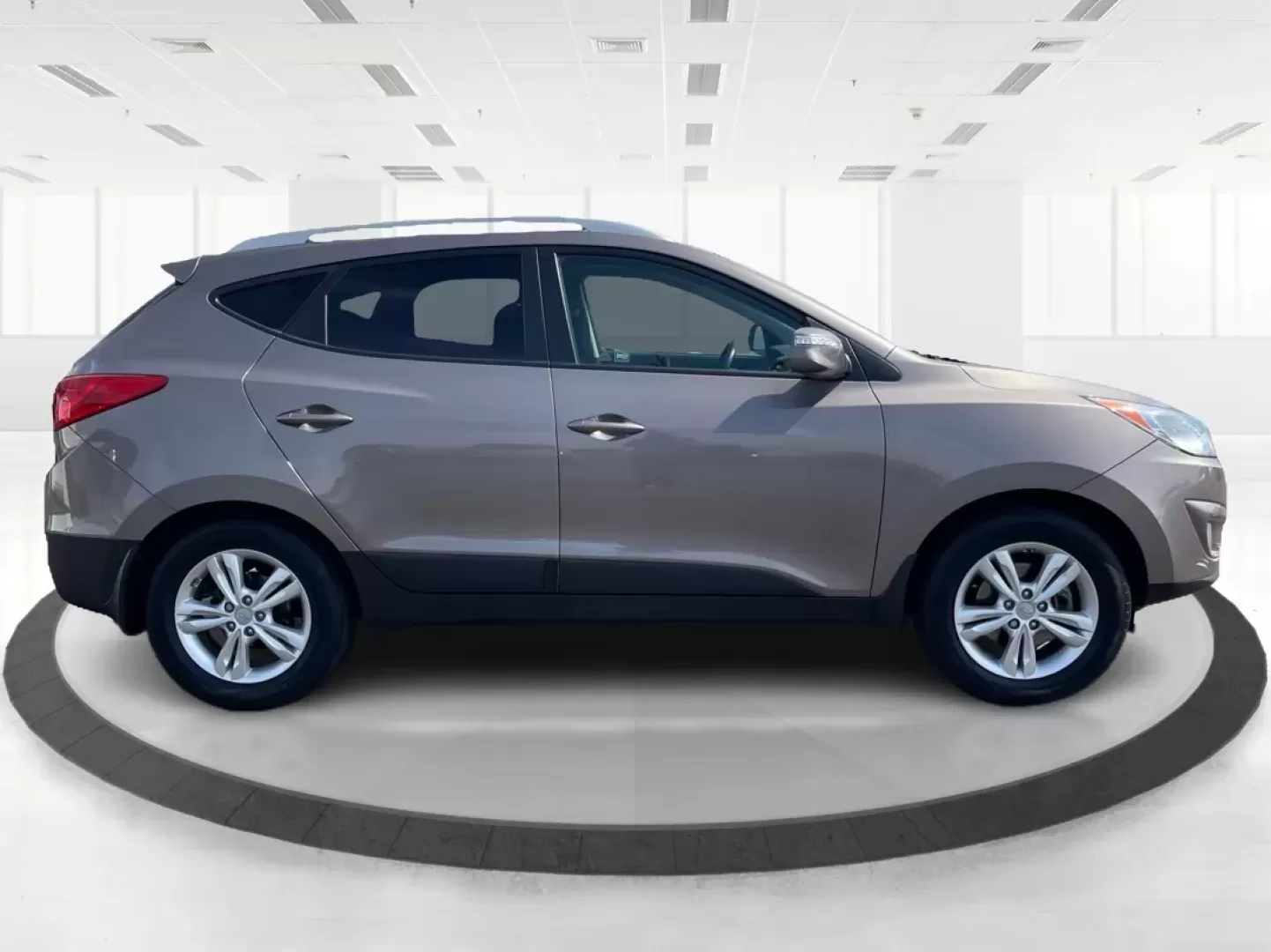 2013 Hyundai Tucson GLS (KM8JU3AC1DU) with an Theta II 2.4L I-4 DOHC engine, located at 1865 W 2nd St., Xenia, OH, 45385, (937) 372-7777, 39.681259, -83.961945 - Discover the perfect blend of reliability and comfort with this 2013 Hyundai Tucson GLS, now available at Jamestown Auto Sales! If you're searching for a versatile SUV that seamlessly adapts to your lifestyle-whether it's tackling the daily commute, embarking on weekend adventures, or catering to th - Photo#14
