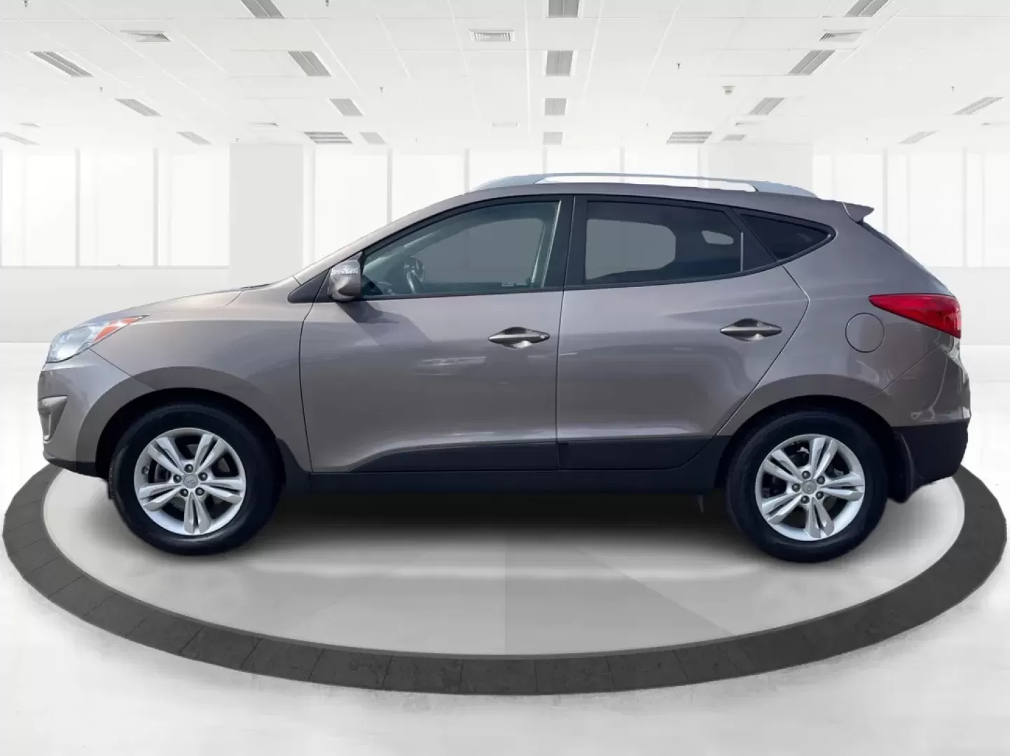 2013 Hyundai Tucson GLS (KM8JU3AC1DU) with an Theta II 2.4L I-4 DOHC engine, located at 1865 W 2nd St., Xenia, OH, 45385, (937) 372-7777, 39.681259, -83.961945 - Discover the perfect blend of reliability and comfort with this 2013 Hyundai Tucson GLS, now available at Jamestown Auto Sales! If you're searching for a versatile SUV that seamlessly adapts to your lifestyle-whether it's tackling the daily commute, embarking on weekend adventures, or catering to th - Photo#18
