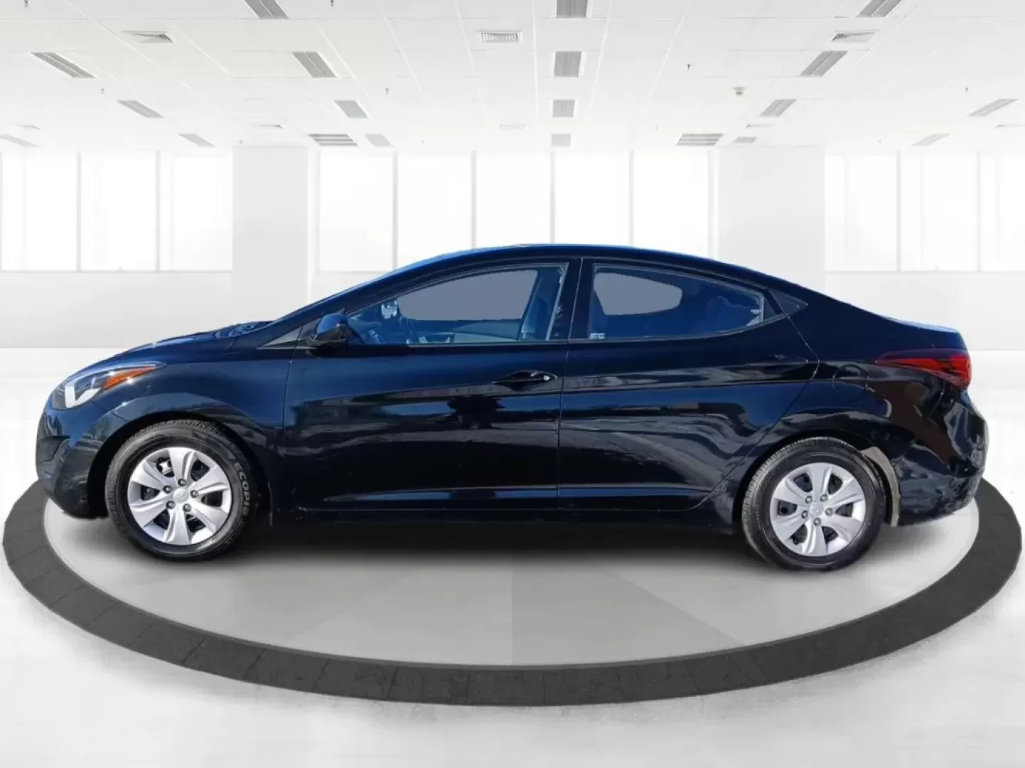 2016 Hyundai Elantra SE 6AT (5NPDH4AE2GH) with an 1.8L L4 DOHC 16V engine, 6-Speed Automatic transmission, located at 1865 W 2nd St., Xenia, OH, 45385, (937) 372-7777, 39.681259, -83.961945 - Looking for a reliable sedan that fits your budget while ensuring comfort and safety for both your daily commute and weekend adventures? Look no further than this remarkable 2016 Hyundai Elantra SE, available now at Jamestown Auto Sales in Xenia, OH. With its sleek black exterior and efficient desig - Photo#5