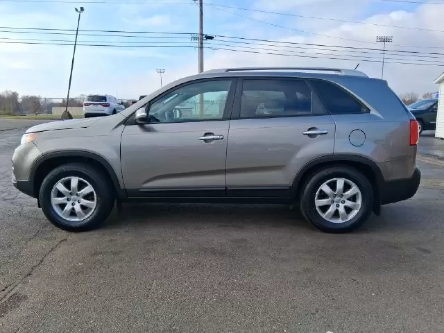 2013 Kia Sorento LX (5XYKT3A69DG) with an 2.4L I-4 gasoline direct injection engine, located at 1865 W 2nd St., Xenia, OH, 45385, (937) 372-7777, 39.681259, -83.961945 - Discover your next adventure with the 2013 Kia Sorento LX, an SUV designed for families, explorers, and daily commuters alike. This versatile vehicle is perfect for those who need a reliable ride for school drop-offs, weekend getaways, or leisurely drives through the scenic landscapes of Xenia, OH. - Photo#2