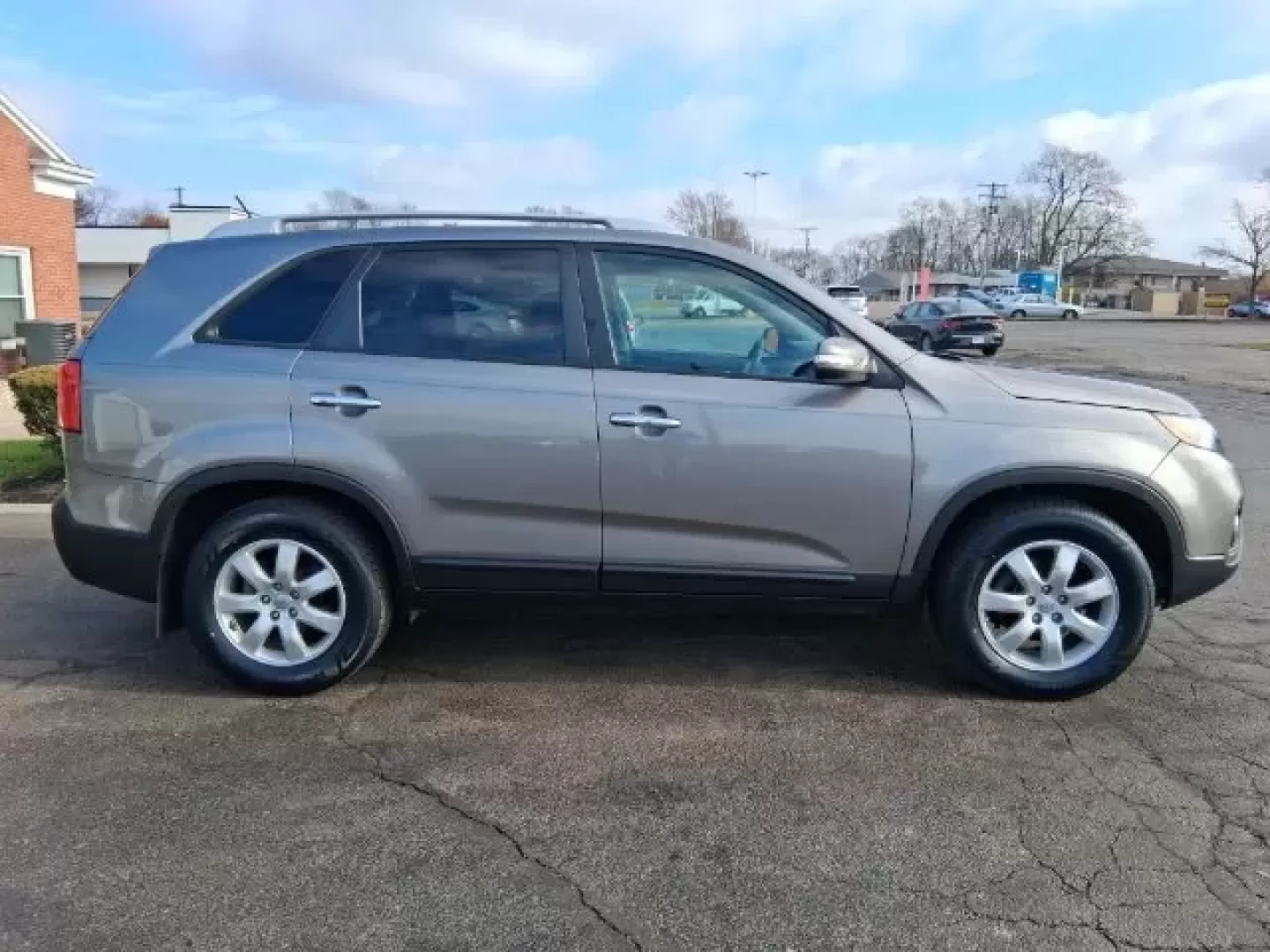 2013 Kia Sorento LX (5XYKT3A69DG) with an 2.4L I-4 gasoline direct injection engine, located at 1865 W 2nd St., Xenia, OH, 45385, (937) 372-7777, 39.681259, -83.961945 - Discover your next adventure with the 2013 Kia Sorento LX, an SUV designed for families, explorers, and daily commuters alike. This versatile vehicle is perfect for those who need a reliable ride for school drop-offs, weekend getaways, or leisurely drives through the scenic landscapes of Xenia, OH. - Photo#3