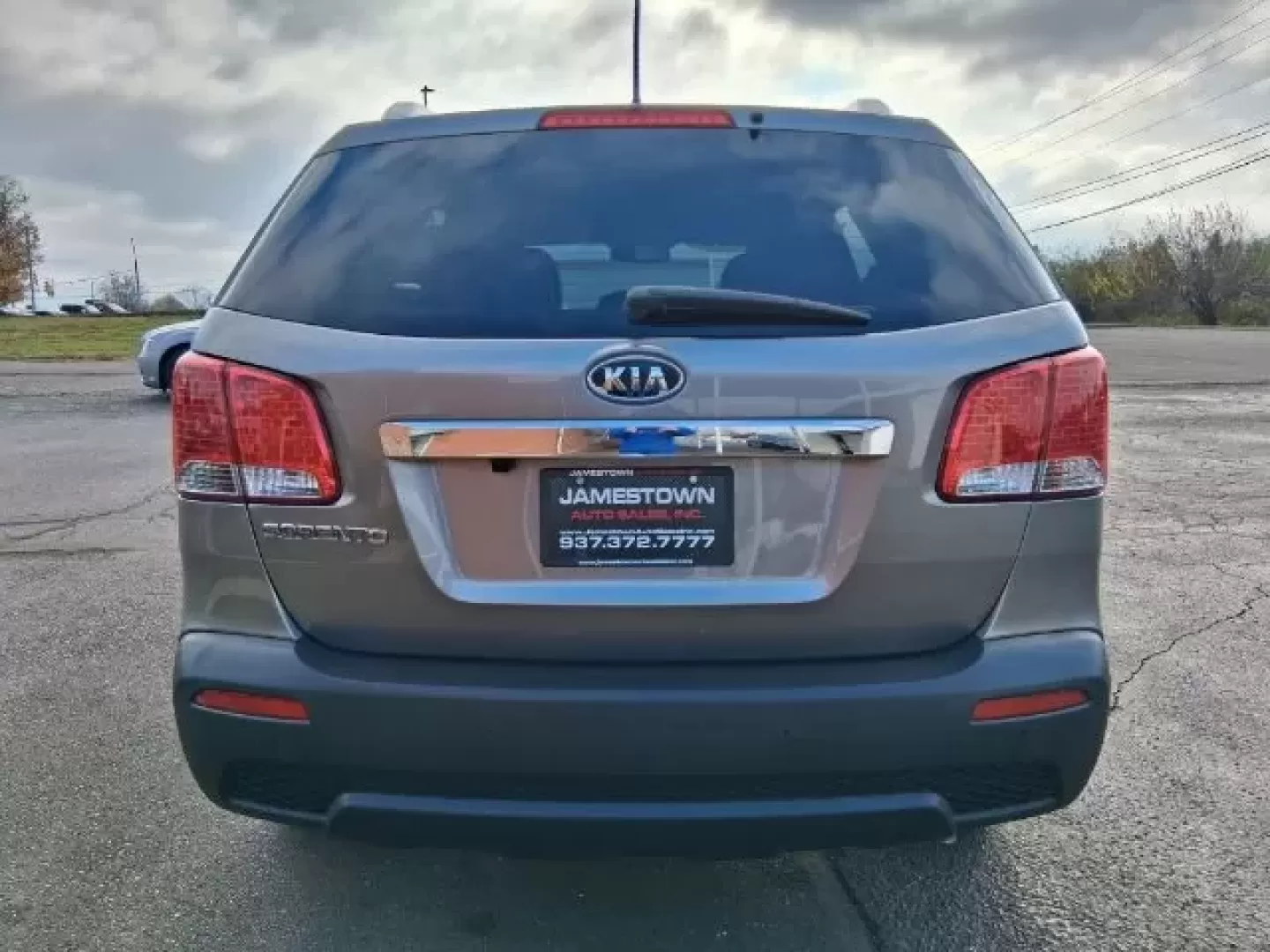 2013 Kia Sorento LX (5XYKT3A69DG) with an 2.4L I-4 gasoline direct injection engine, located at 1865 W 2nd St., Xenia, OH, 45385, (937) 372-7777, 39.681259, -83.961945 - Discover your next adventure with the 2013 Kia Sorento LX, an SUV designed for families, explorers, and daily commuters alike. This versatile vehicle is perfect for those who need a reliable ride for school drop-offs, weekend getaways, or leisurely drives through the scenic landscapes of Xenia, OH. - Photo#5
