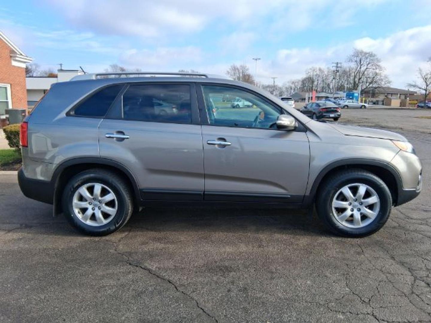 2013 Titanium Silver Kia Sorento LX (5XYKT3A69DG) with an 2.4L I-4 gasoline direct injection engine, located at 1865 W 2nd St., Xenia, OH, 45385, (937) 372-7777, 39.681259, -83.961945 - Photo#3