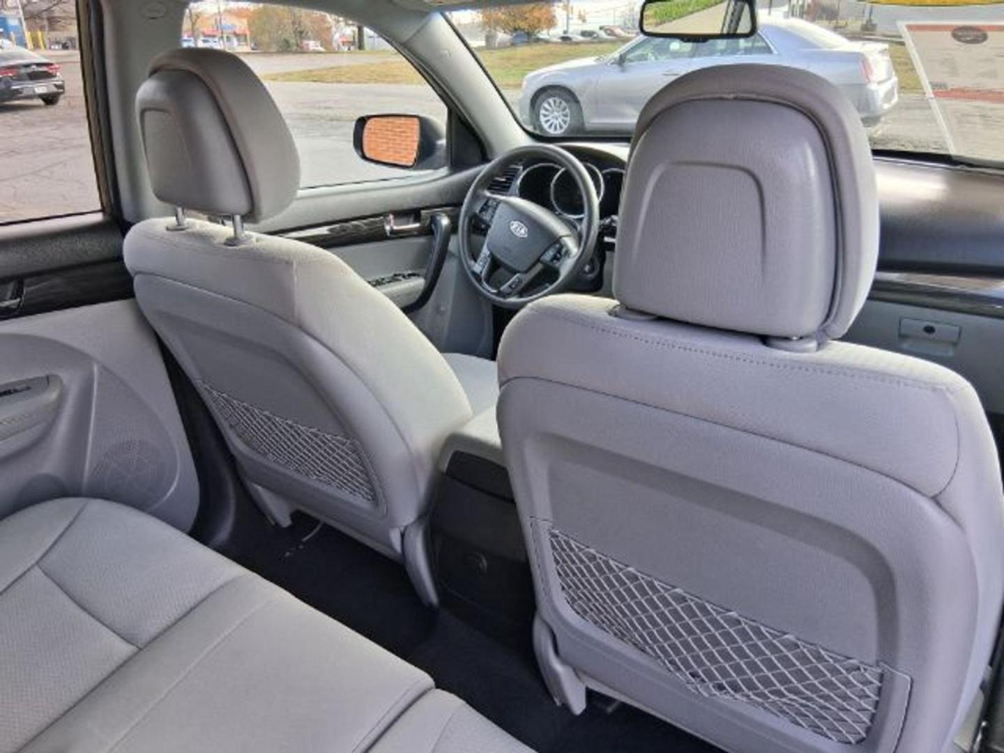 2013 Titanium Silver Kia Sorento LX (5XYKT3A69DG) with an 2.4L I-4 gasoline direct injection engine, located at 1865 W 2nd St., Xenia, OH, 45385, (937) 372-7777, 39.681259, -83.961945 - Photo#9