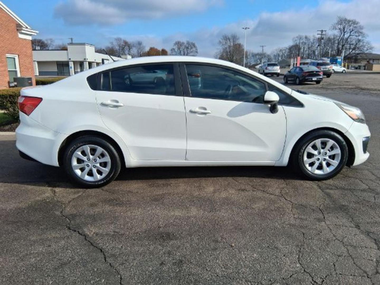 2017 Clear White Kia Rio LX 6A (KNADM4A33H6) with an 1.6L L4 DOHC 16V engine, 6-Speed Automatic transmission, located at 1865 W 2nd St., Xenia, OH, 45385, (937) 372-7777, 39.681259, -83.961945 - Photo#3