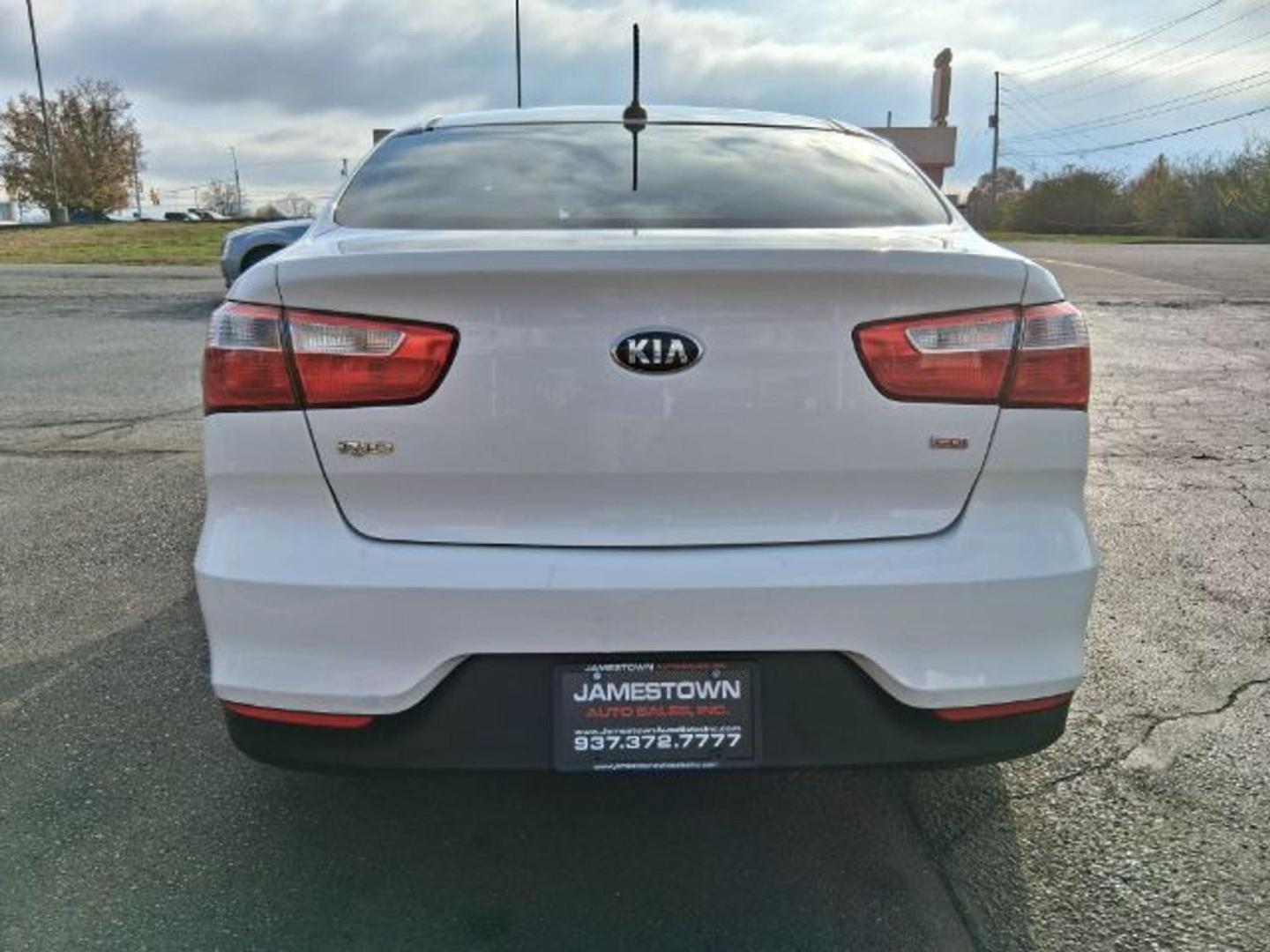 2017 Clear White Kia Rio LX 6A (KNADM4A33H6) with an 1.6L L4 DOHC 16V engine, 6-Speed Automatic transmission, located at 1865 W 2nd St., Xenia, OH, 45385, (937) 372-7777, 39.681259, -83.961945 - Photo#5