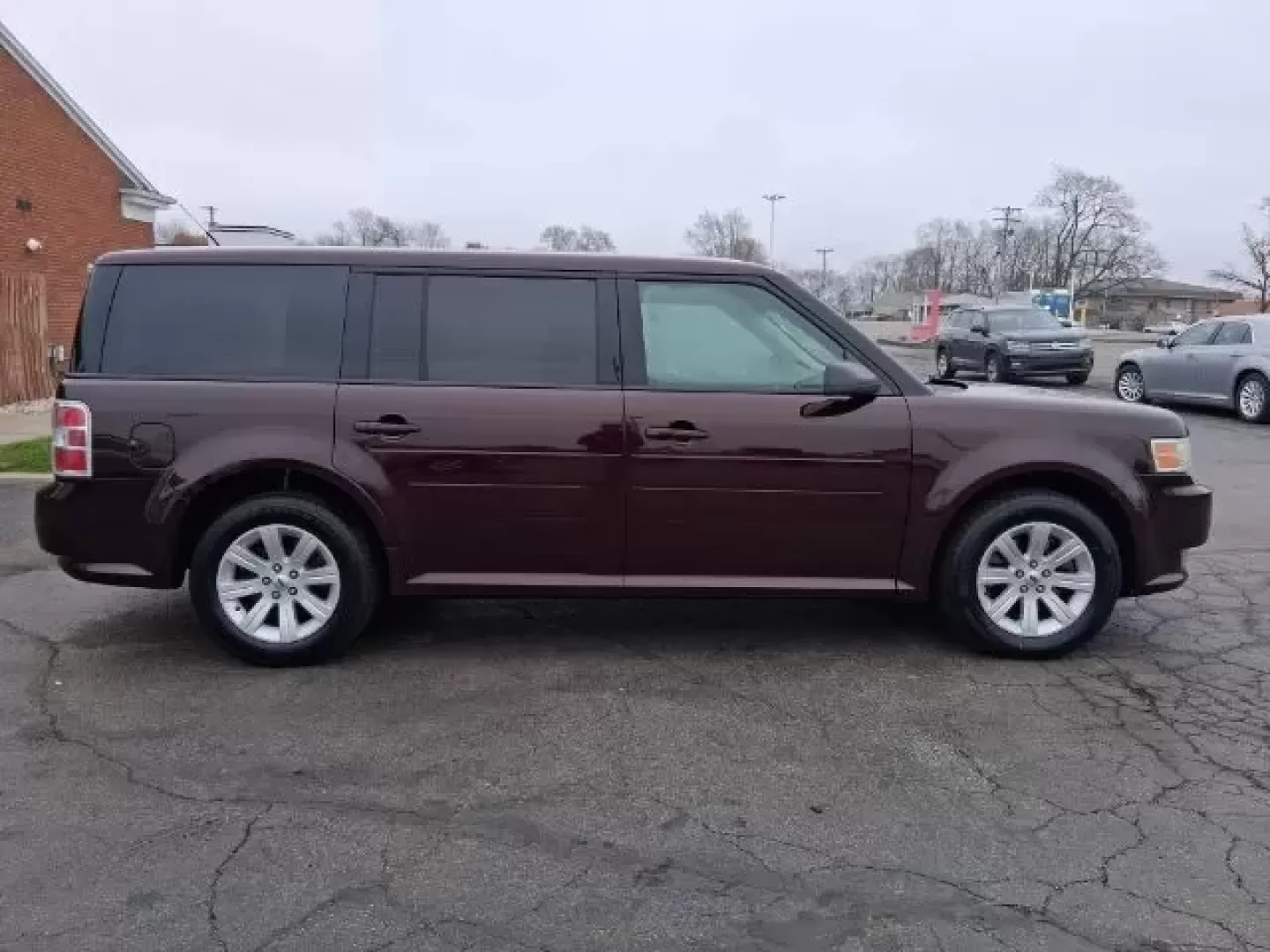 2011 Ford Flex SE (2FMGK5BC6BB) with an Duratec 3.5L V-6 DOHC engine, located at 1865 W 2nd St., Xenia, OH, 45385, (937) 372-7777, 39.681259, -83.961945 - **Discover Your Next Adventure with the 2011 Ford Flex SE at Jamestown Auto Sales!**<br /> <br /> Are you ready to elevate your family road trips and weekend getaways? Look no further than the stunning 2011 Ford Flex SE, a versatile crossover that blends comfort, style, and ample space for all your - Photo#3