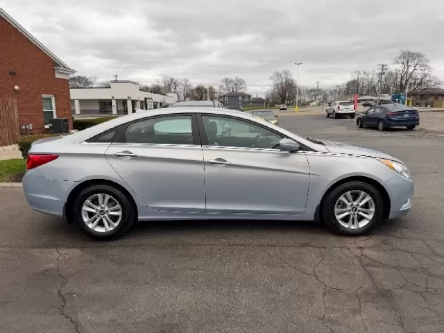 2012 Hyundai Sonata GLS (5NPEB4AC4CH) with an 2.4L I-4 gasoline direct injection engine, located at 1865 W 2nd St., Xenia, OH, 45385, (937) 372-7777, 39.681259, -83.961945 - **Hit the Open Road with Confidence in This 2012 Hyundai Sonata GLS! Perfect for Families and Commuters Alike!**<br /> <br /> Are you searching for a reliable sedan that doesn't sacrifice style or comfort? Look no further! At Jamestown Auto Sales, located at 1865 W 2nd St., Xenia, OH 45385, we proud - Photo#3