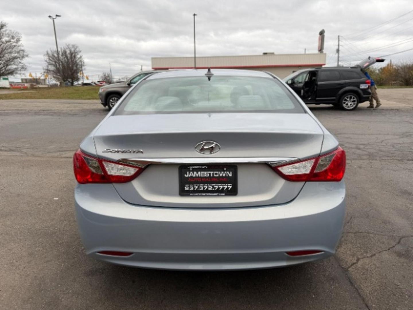 2012 Iridescent Silver Blue Pearl Mica Hyundai Sonata GLS (5NPEB4AC4CH) with an 2.4L I-4 gasoline direct injection engine, located at 1865 W 2nd St., Xenia, OH, 45385, (937) 372-7777, 39.681259, -83.961945 - Photo#5