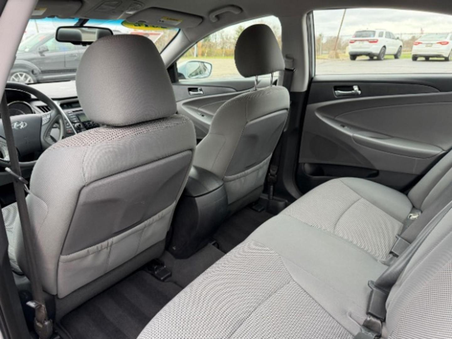 2012 Iridescent Silver Blue Pearl Mica Hyundai Sonata GLS (5NPEB4AC4CH) with an 2.4L I-4 gasoline direct injection engine, located at 1865 W 2nd St., Xenia, OH, 45385, (937) 372-7777, 39.681259, -83.961945 - Photo#9