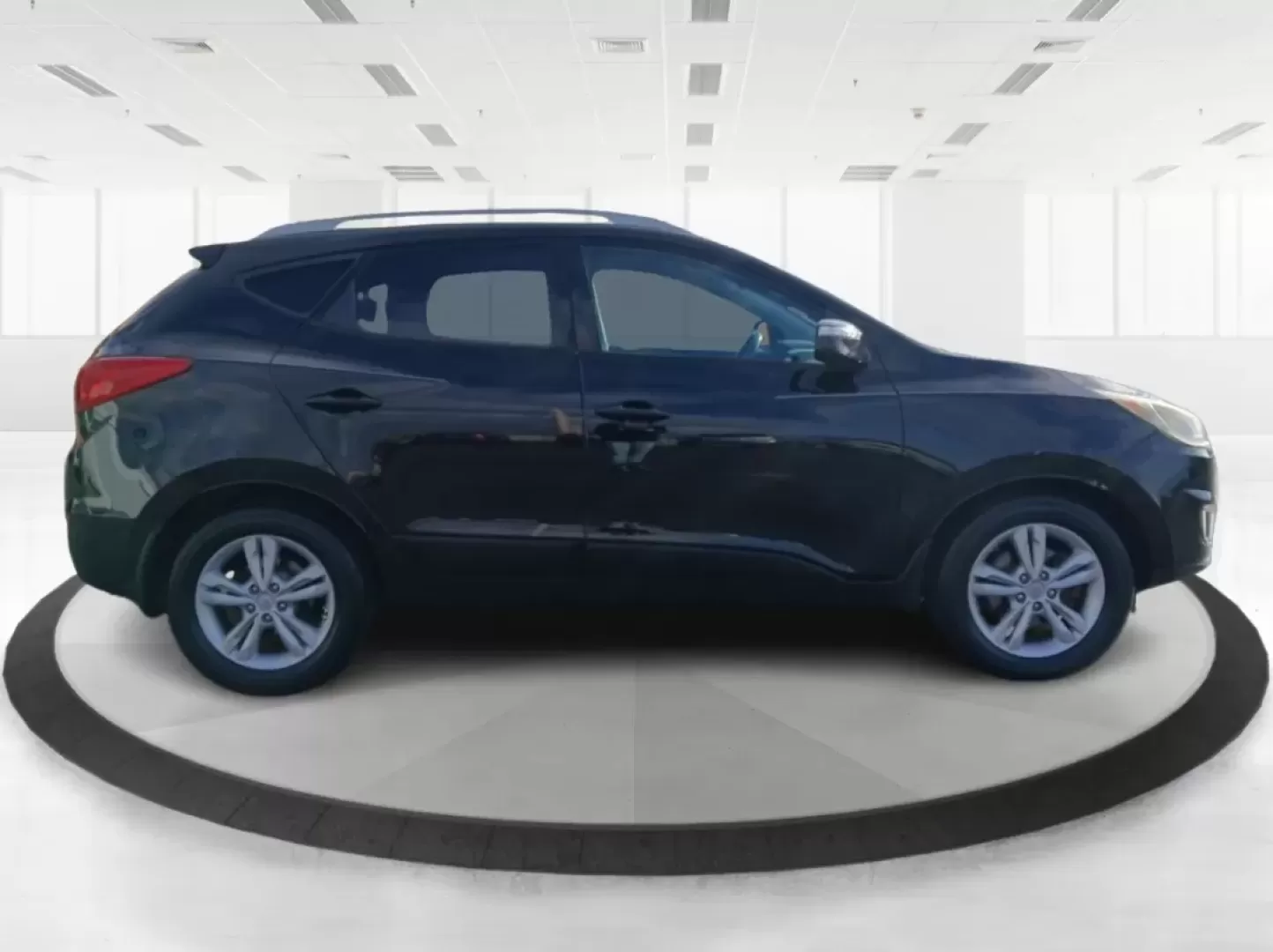 2013 Hyundai Tucson GLS AWD (KM8JUCAC3DU) with an 2.4L L4 DOHC 16V engine, 6-Speed Automatic transmission, located at 1865 W 2nd St., Xenia, OH, 45385, (937) 372-7777, 39.681259, -83.961945 - **Discover the 2013 Hyundai Tucson GLS AWD Your Perfect Adventure Companion!**<br /> <br /> Are you ready to elevate your lifestyle with a reliable and stylish SUV that fits your active family, long commutes, or weekend adventures? Look no further than the 2013 Hyundai Tucson GLS AWD, available now - Photo#1