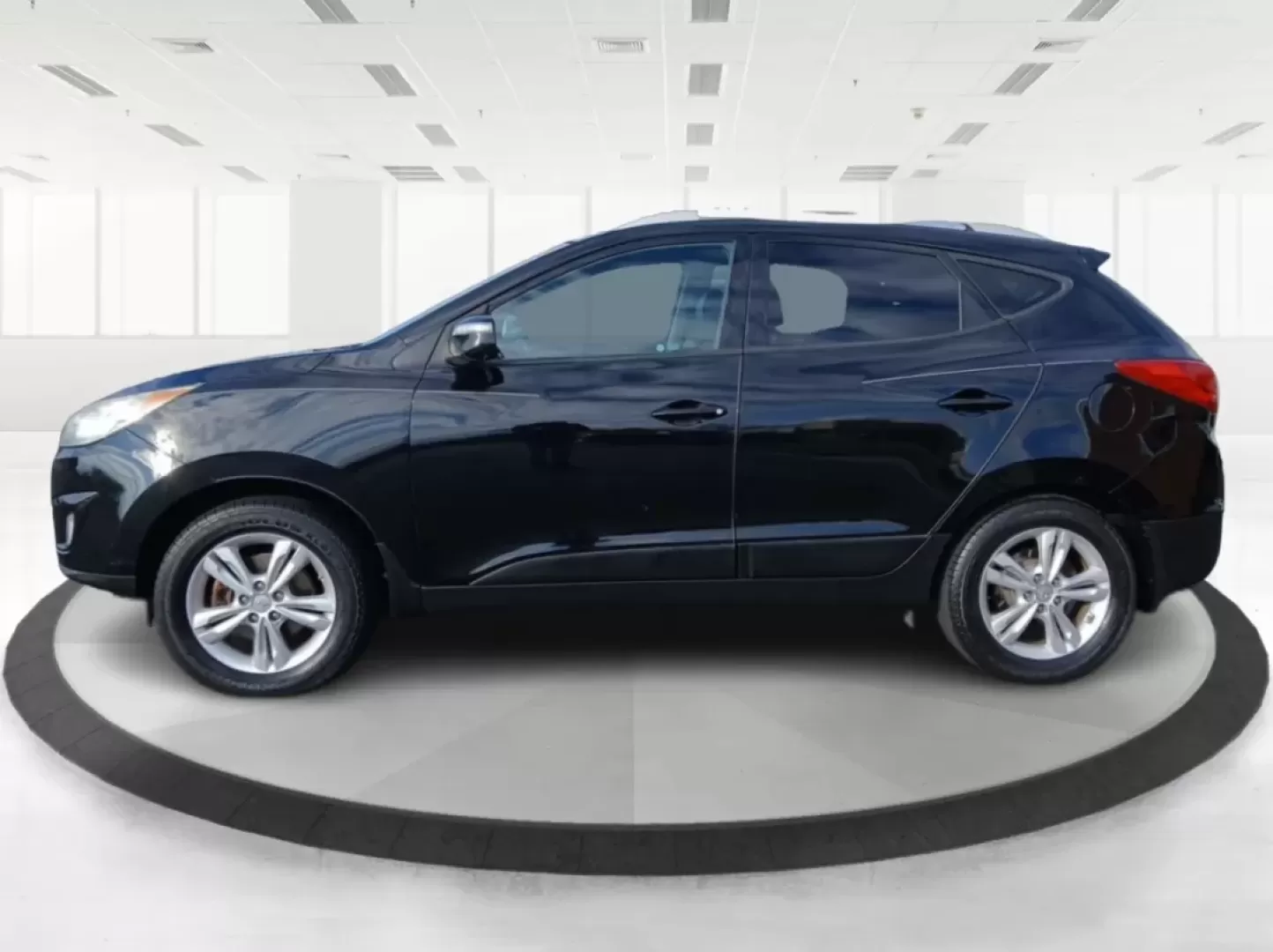 2013 Hyundai Tucson GLS AWD (KM8JUCAC3DU) with an 2.4L L4 DOHC 16V engine, 6-Speed Automatic transmission, located at 1865 W 2nd St., Xenia, OH, 45385, (937) 372-7777, 39.681259, -83.961945 - **Discover the 2013 Hyundai Tucson GLS AWD Your Perfect Adventure Companion!**<br /> <br /> Are you ready to elevate your lifestyle with a reliable and stylish SUV that fits your active family, long commutes, or weekend adventures? Look no further than the 2013 Hyundai Tucson GLS AWD, available now - Photo#5
