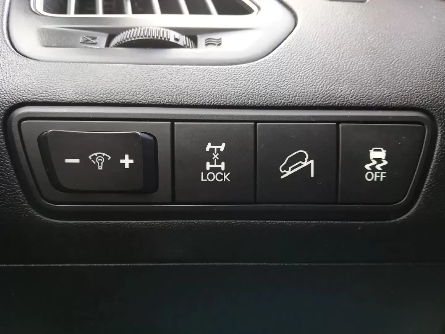 2013 Hyundai Tucson GLS AWD (KM8JUCAC3DU) with an 2.4L L4 DOHC 16V engine, 6-Speed Automatic transmission, located at 1865 W 2nd St., Xenia, OH, 45385, (937) 372-7777, 39.681259, -83.961945 - **Discover the 2013 Hyundai Tucson GLS AWD Your Perfect Adventure Companion!**<br /> <br /> Are you ready to elevate your lifestyle with a reliable and stylish SUV that fits your active family, long commutes, or weekend adventures? Look no further than the 2013 Hyundai Tucson GLS AWD, available now - Photo#17