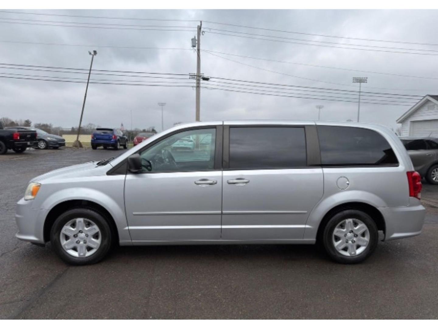 2012 Bright Silver Metallic Clearcoat Dodge Grand Caravan SE/AVP (2C4RDGBG5CR) with an 3.6L V-6 DOHC engine, located at 1865 W 2nd St., Xenia, OH, 45385, (937) 372-7777, 39.681259, -83.961945 - Photo#2