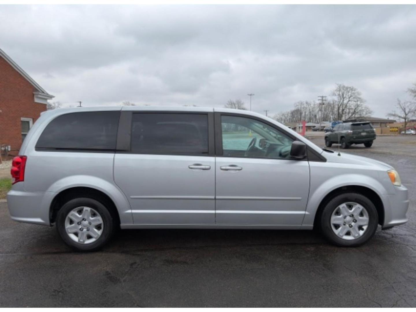 2012 Bright Silver Metallic Clearcoat Dodge Grand Caravan SE/AVP (2C4RDGBG5CR) with an 3.6L V-6 DOHC engine, located at 1865 W 2nd St., Xenia, OH, 45385, (937) 372-7777, 39.681259, -83.961945 - Photo#3