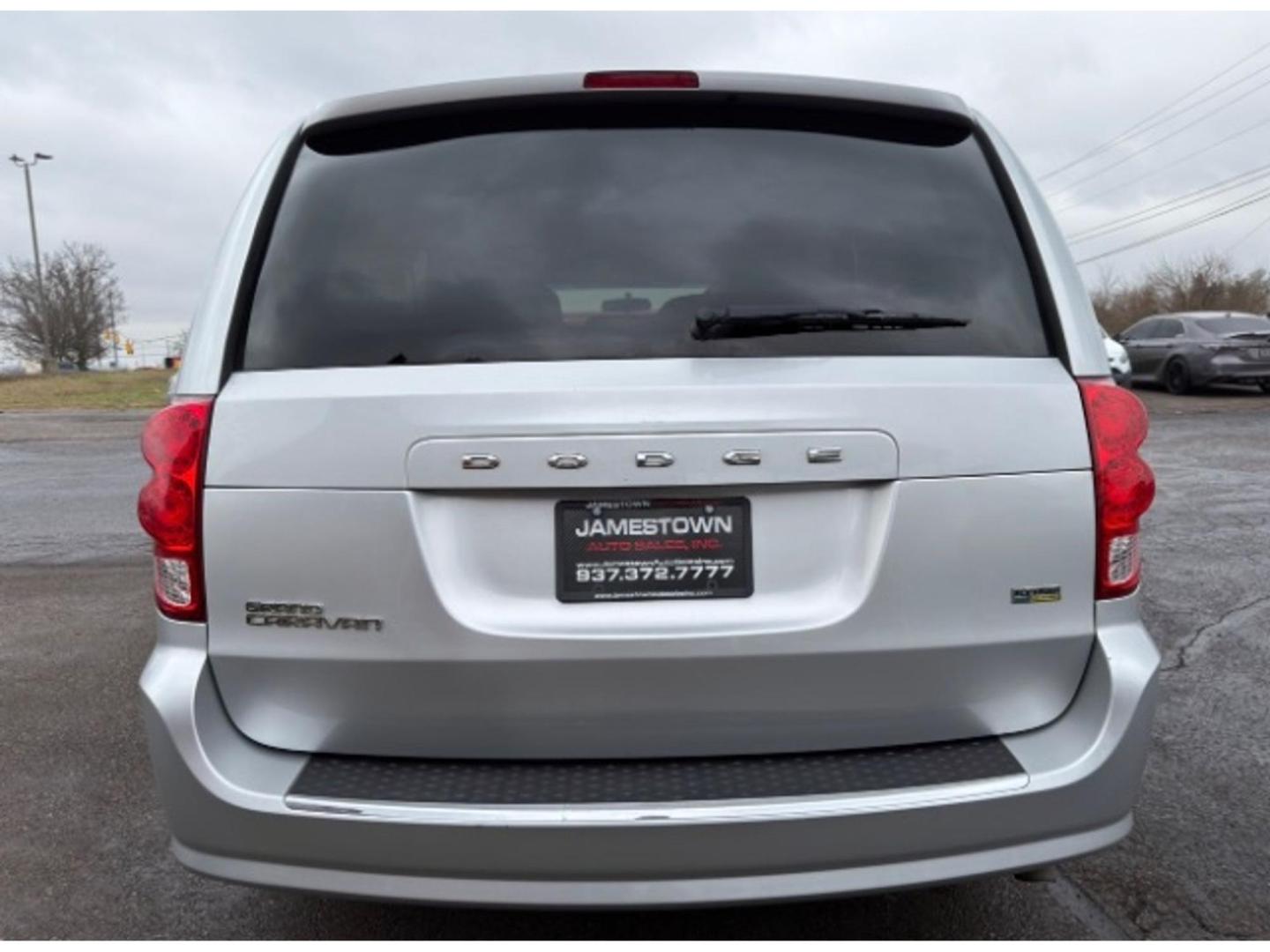 2012 Bright Silver Metallic Clearcoat Dodge Grand Caravan SE/AVP (2C4RDGBG5CR) with an 3.6L V-6 DOHC engine, located at 1865 W 2nd St., Xenia, OH, 45385, (937) 372-7777, 39.681259, -83.961945 - Photo#5