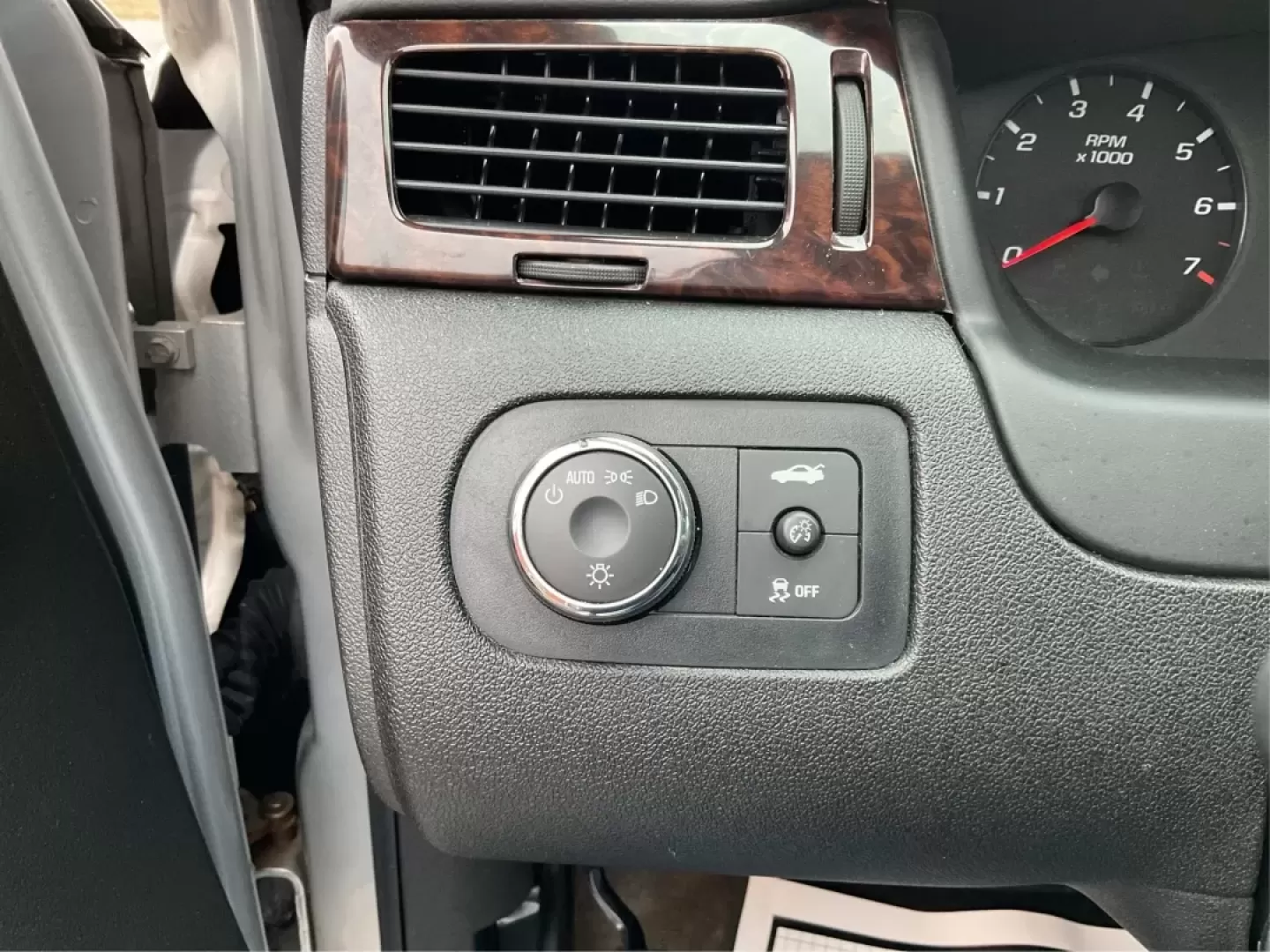 2013 Chevrolet Impala LS (2G1WA5E36D1) with an 3.6L V-6 gasoline direct injection engine, located at 1865 W 2nd St., Xenia, OH, 45385, (937) 372-7777, 39.681259, -83.961945 - **Discover Your Next Adventure with the 2013 Chevrolet Impala at Jamestown Auto Sales!**<br /> <br /> Are you searching for a reliable sedan that's perfect for long commutes, family outings, or weekend road trips? Look no further than this stunning 2013 Chevrolet Impala, now available at Jamestown A - Photo#30