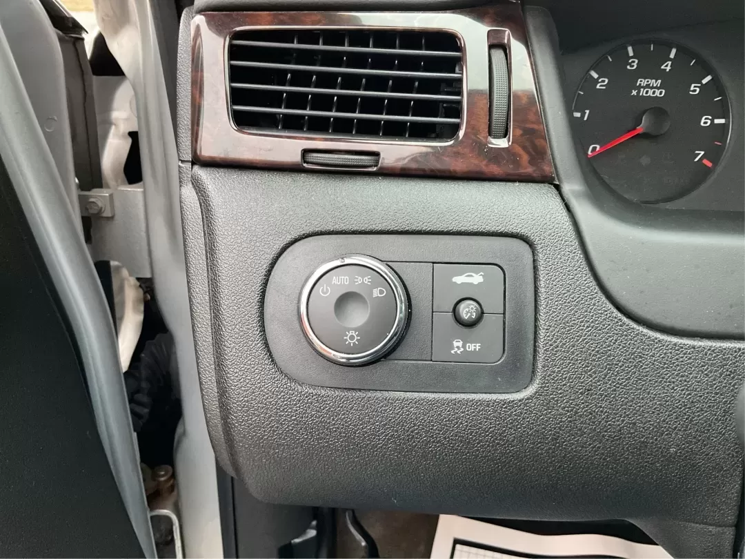 2013 Chevrolet Impala LS (2G1WA5E36D1) with an 3.6L V-6 gasoline direct injection engine, located at 1865 W 2nd St., Xenia, OH, 45385, (937) 372-7777, 39.681259, -83.961945 - **Discover Your Next Adventure with the 2013 Chevrolet Impala at Jamestown Auto Sales!**<br /> <br /> Are you searching for a reliable sedan that's perfect for long commutes, family outings, or weekend road trips? Look no further than this stunning 2013 Chevrolet Impala, now available at Jamestown A - Photo#30