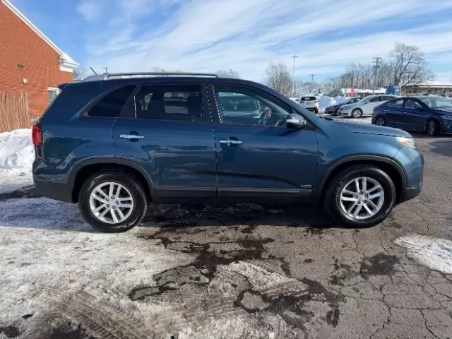2014 Kia Sorento LX (5XYKTDA61EG) with an 2.4L I-4 gasoline direct injection engine, located at 1865 W 2nd St., Xenia, OH, 45385, (937) 372-7777, 39.681259, -83.961945 - **Adventure Awaits with the 2014 Kia Sorento LX Perfect for Families and Road Warriors Alike!**<br /> <br /> At Advantage Car and Credit - Vandalia, we understand that your vehicle is more than just a mode of transportation; it's an essential part of your lifestyle. If you're looking for a versatil - Photo#2