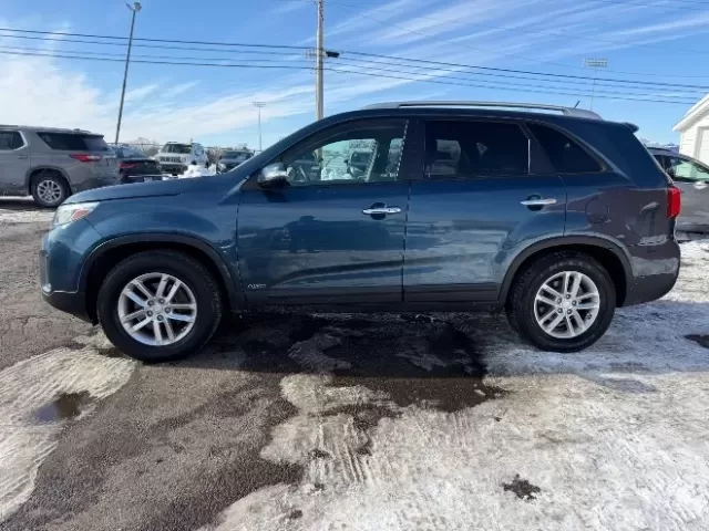 2014 Kia Sorento LX (5XYKTDA61EG) with an 2.4L I-4 gasoline direct injection engine, located at 1865 W 2nd St., Xenia, OH, 45385, (937) 372-7777, 39.681259, -83.961945 - **Adventure Awaits with the 2014 Kia Sorento LX Perfect for Families and Road Warriors Alike!**<br /> <br /> At Advantage Car and Credit - Vandalia, we understand that your vehicle is more than just a mode of transportation; it's an essential part of your lifestyle. If you're looking for a versatil - Photo#3