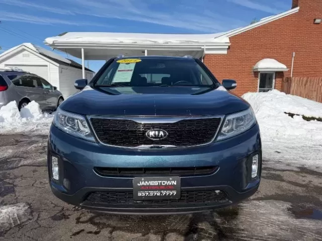 2014 Kia Sorento LX (5XYKTDA61EG) with an 2.4L I-4 gasoline direct injection engine, located at 1865 W 2nd St., Xenia, OH, 45385, (937) 372-7777, 39.681259, -83.961945 - **Adventure Awaits with the 2014 Kia Sorento LX Perfect for Families and Road Warriors Alike!**<br /> <br /> At Advantage Car and Credit - Vandalia, we understand that your vehicle is more than just a mode of transportation; it's an essential part of your lifestyle. If you're looking for a versatil - Photo#4