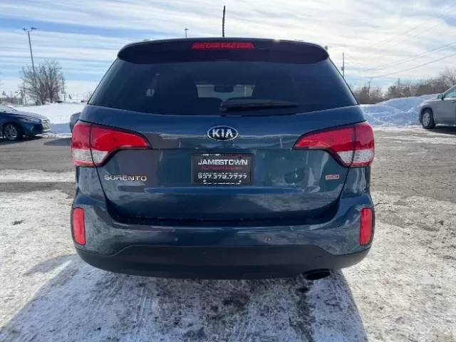 2014 Kia Sorento LX (5XYKTDA61EG) with an 2.4L I-4 gasoline direct injection engine, located at 1865 W 2nd St., Xenia, OH, 45385, (937) 372-7777, 39.681259, -83.961945 - **Adventure Awaits with the 2014 Kia Sorento LX Perfect for Families and Road Warriors Alike!**<br /> <br /> At Advantage Car and Credit - Vandalia, we understand that your vehicle is more than just a mode of transportation; it's an essential part of your lifestyle. If you're looking for a versatil - Photo#5