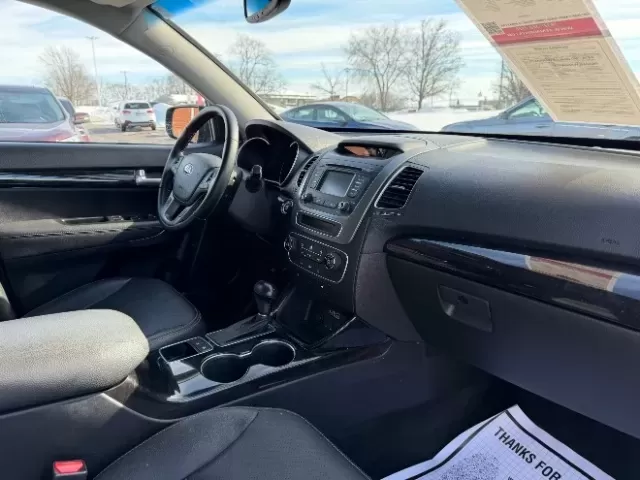 2014 Kia Sorento LX (5XYKTDA61EG) with an 2.4L I-4 gasoline direct injection engine, located at 1865 W 2nd St., Xenia, OH, 45385, (937) 372-7777, 39.681259, -83.961945 - **Adventure Awaits with the 2014 Kia Sorento LX Perfect for Families and Road Warriors Alike!**<br /> <br /> At Advantage Car and Credit - Vandalia, we understand that your vehicle is more than just a mode of transportation; it's an essential part of your lifestyle. If you're looking for a versatil - Photo#7