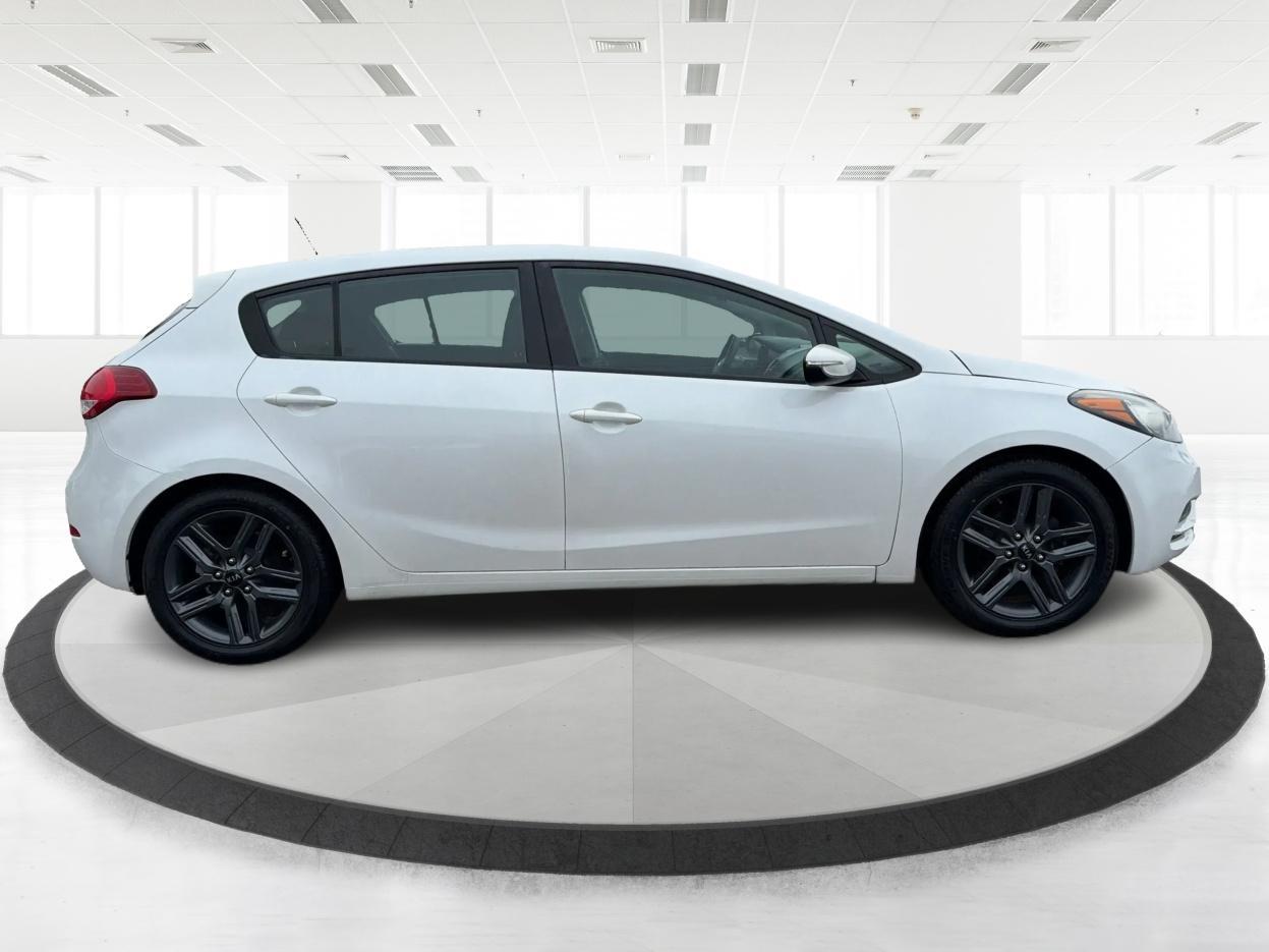 2016 Snow White Pearl Kia Forte LX (KNAFK5A80G5) with an 2L I-4 gasoline direct injection engine, located at 1865 W 2nd St., Xenia, OH, 45385, (937) 372-7777, 39.681259, -83.961945 - Photo#3