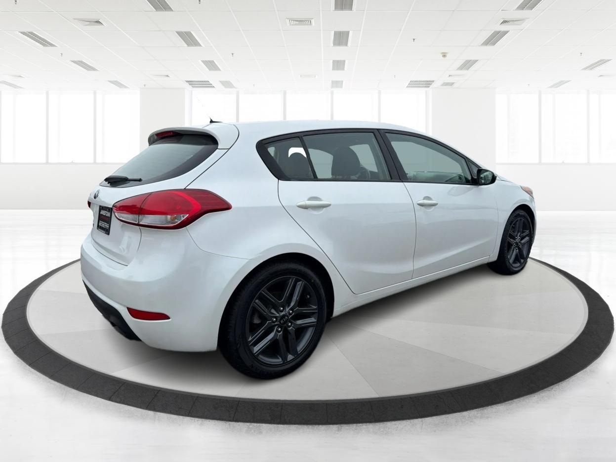 2016 Snow White Pearl Kia Forte LX (KNAFK5A80G5) with an 2L I-4 gasoline direct injection engine, located at 1865 W 2nd St., Xenia, OH, 45385, (937) 372-7777, 39.681259, -83.961945 - Photo#4