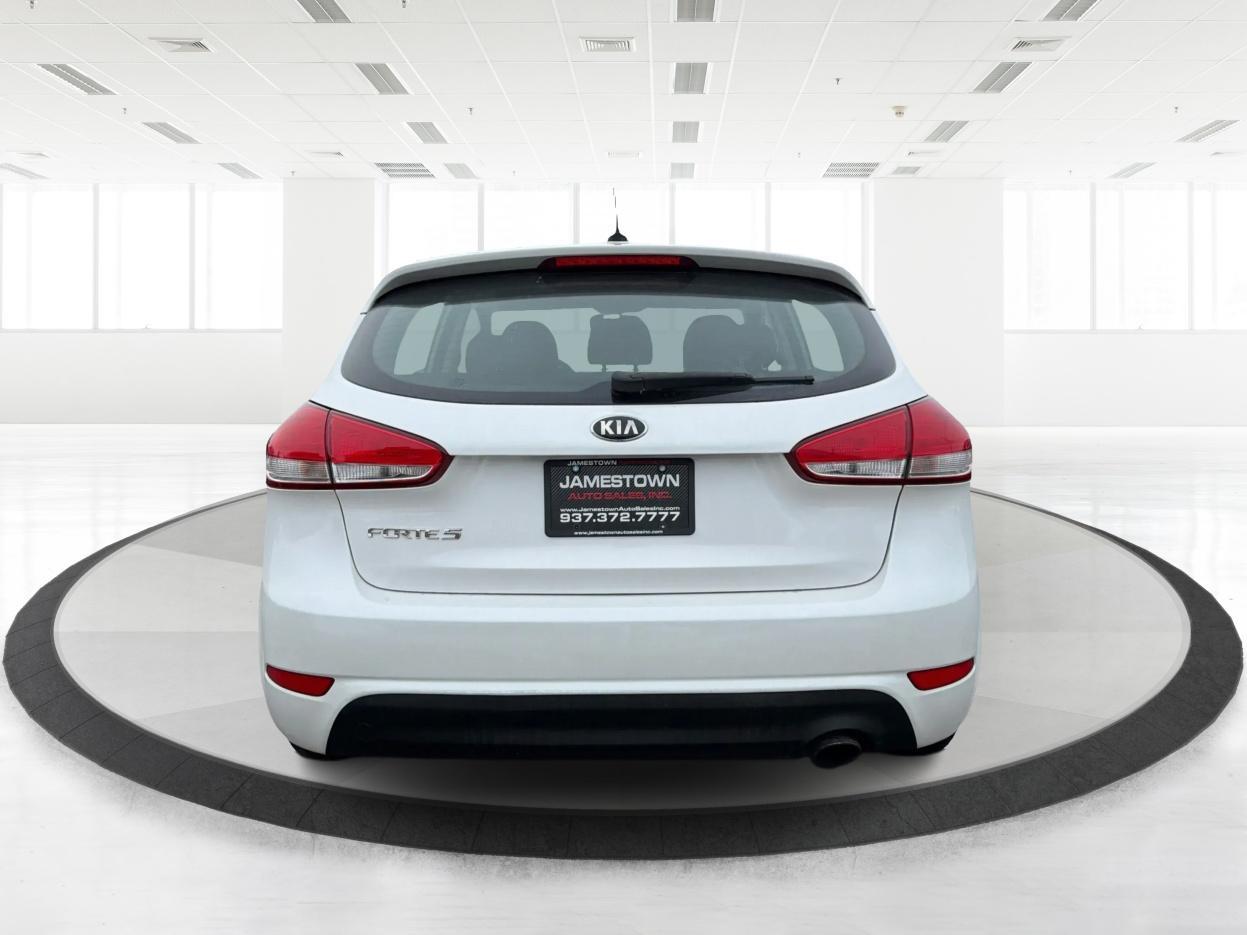 2016 Snow White Pearl Kia Forte LX (KNAFK5A80G5) with an 2L I-4 gasoline direct injection engine, located at 1865 W 2nd St., Xenia, OH, 45385, (937) 372-7777, 39.681259, -83.961945 - Photo#5