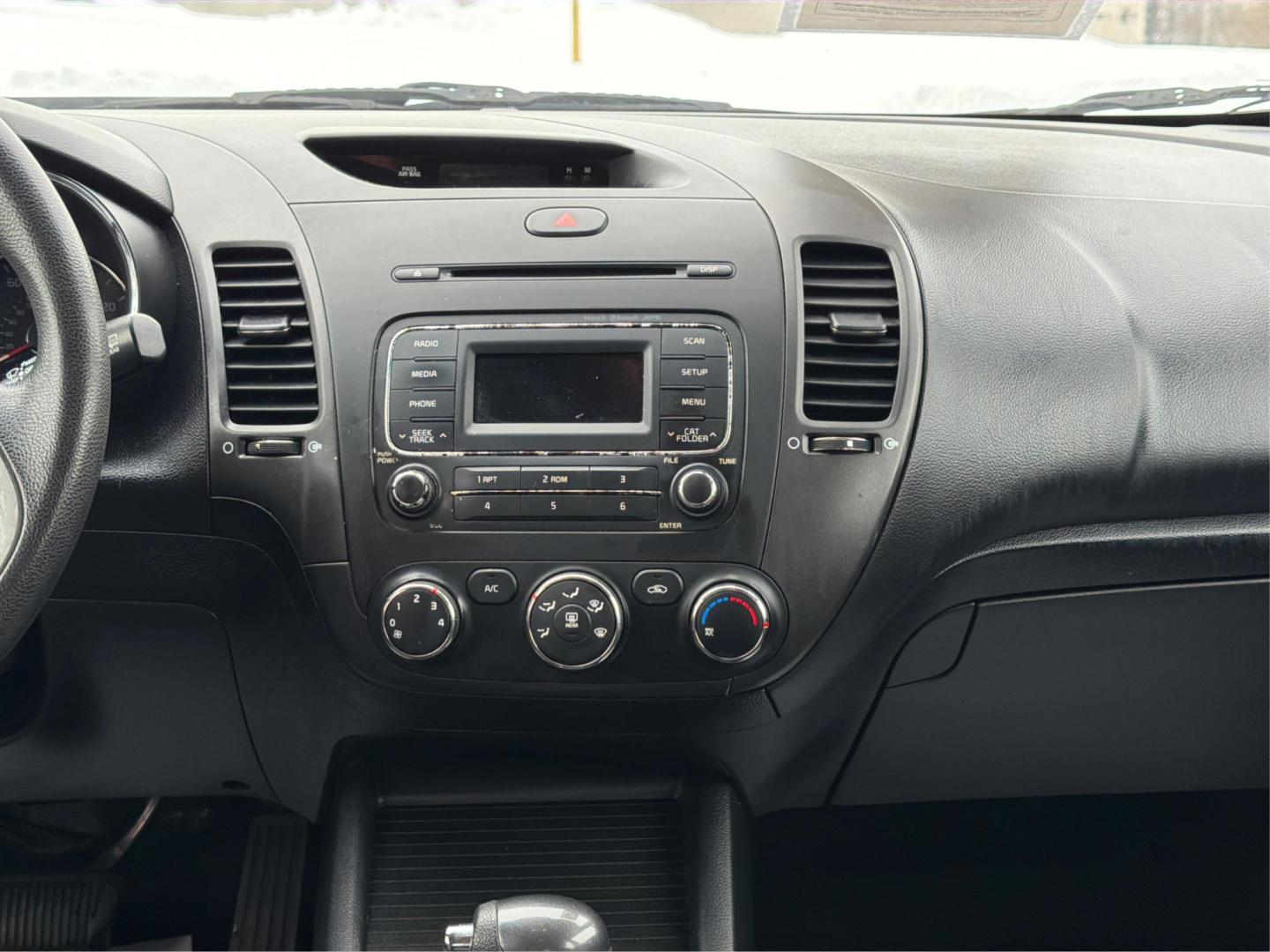 2016 Snow White Pearl Kia Forte LX (KNAFK5A80G5) with an 2L I-4 gasoline direct injection engine, located at 1865 W 2nd St., Xenia, OH, 45385, (937) 372-7777, 39.681259, -83.961945 - Photo#12