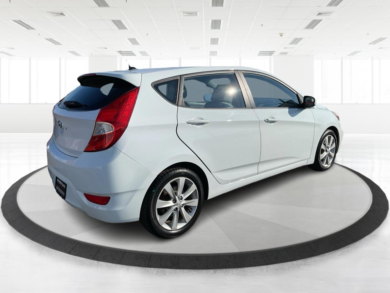 2012 Century White /Black/Grey Hyundai Accent SE (KMHCU5AE2CU) with an 1.6L I-4 gasoline direct injection engine, located at 1865 W 2nd St., Xenia, OH, 45385, (937) 372-7777, 39.681259, -83.961945 - Photo#4