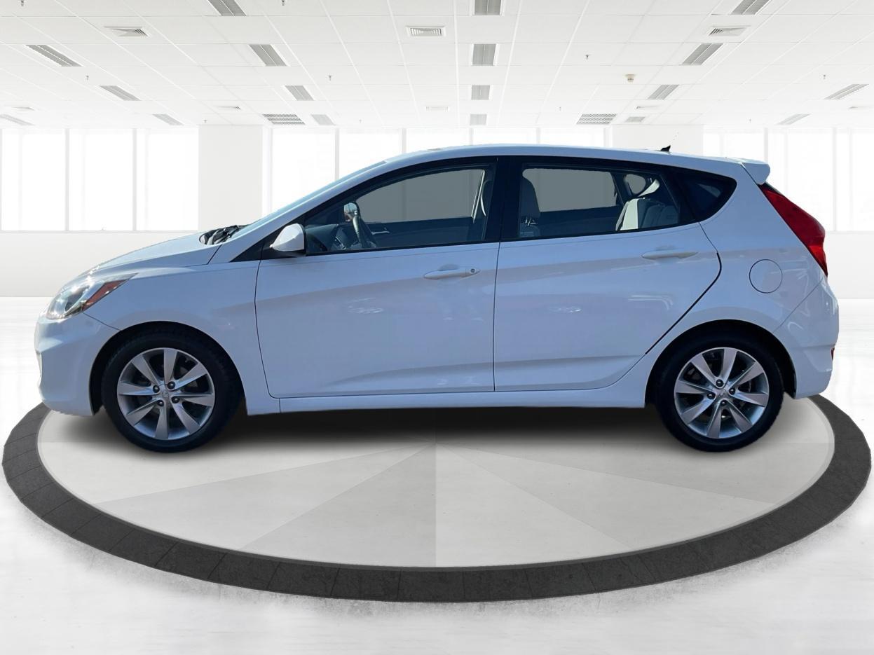 2012 Century White /Black/Grey Hyundai Accent SE (KMHCU5AE2CU) with an 1.6L I-4 gasoline direct injection engine, located at 1865 W 2nd St., Xenia, OH, 45385, (937) 372-7777, 39.681259, -83.961945 - Photo#7