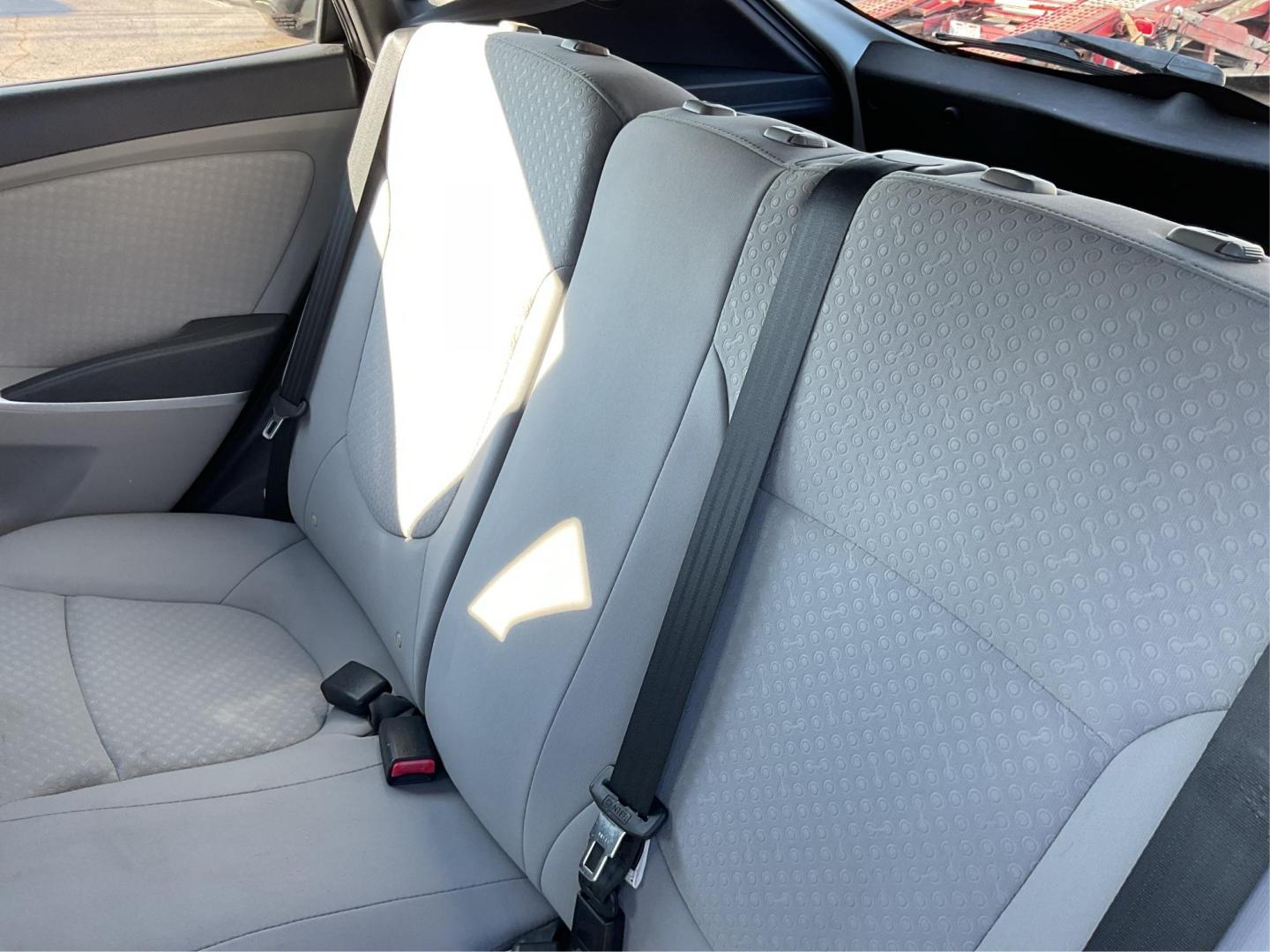 2012 Century White /Black/Grey Hyundai Accent SE (KMHCU5AE2CU) with an 1.6L I-4 gasoline direct injection engine, located at 1865 W 2nd St., Xenia, OH, 45385, (937) 372-7777, 39.681259, -83.961945 - Photo#9