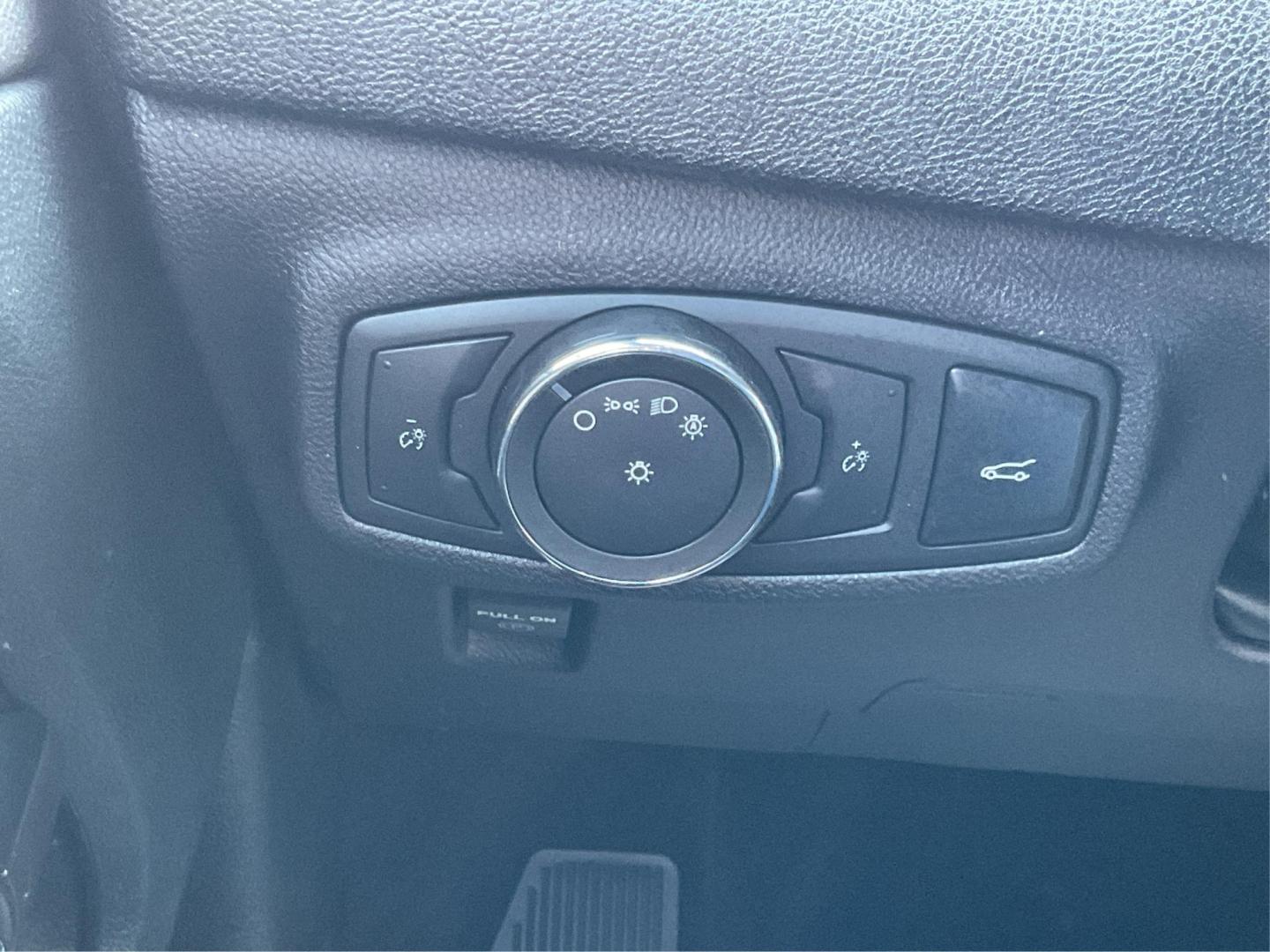 2017 Midnight Sapphire Blue Metallic /Black Lincoln MKC Select (5LMCJ2C92HU) with an 2L I-4 gasoline direct injection engine, Automatic transmission, located at 1865 W 2nd St., Xenia, OH, 45385, (937) 372-7777, 39.681259, -83.961945 - Photo#16