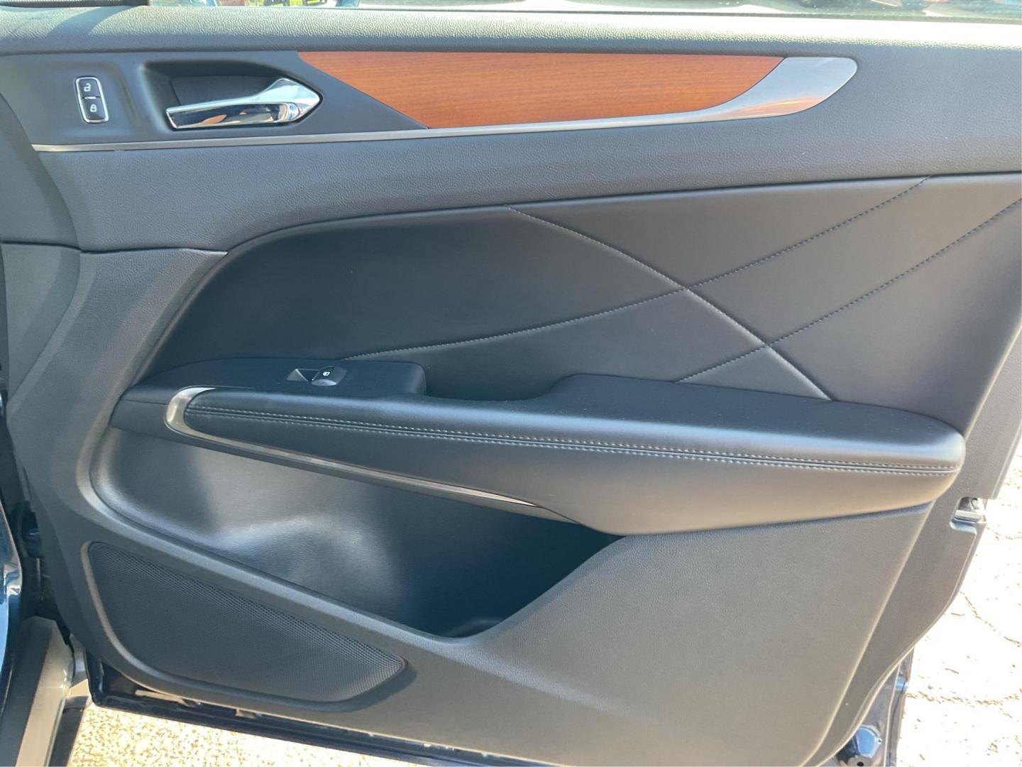 2017 Midnight Sapphire Blue Metallic /Black Lincoln MKC Select (5LMCJ2C92HU) with an 2L I-4 gasoline direct injection engine, Automatic transmission, located at 1865 W 2nd St., Xenia, OH, 45385, (937) 372-7777, 39.681259, -83.961945 - Photo#19