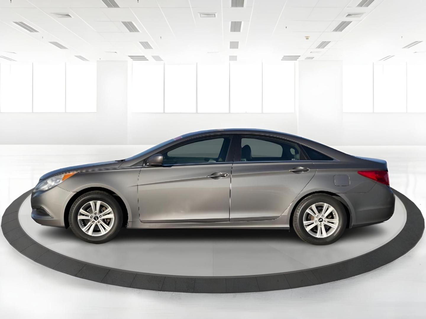 2012 Hyundai Sonata GLS Auto (5NPEB4AC7CH) with an 2.4L L4 DOHC 16V engine, 6-Speed Automatic transmission, located at 1865 W 2nd St., Xenia, OH, 45385, (937) 372-7777, 39.681259, -83.961945 - 2012 Hyundai Sonata GLS Auto - Photo#14