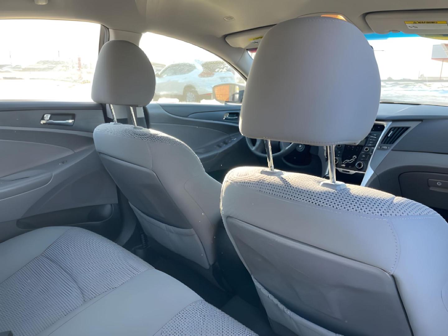 2012 Hyundai Sonata GLS Auto (5NPEB4AC7CH) with an 2.4L L4 DOHC 16V engine, 6-Speed Automatic transmission, located at 1865 W 2nd St., Xenia, OH, 45385, (937) 372-7777, 39.681259, -83.961945 - 2012 Hyundai Sonata GLS Auto - Photo#21