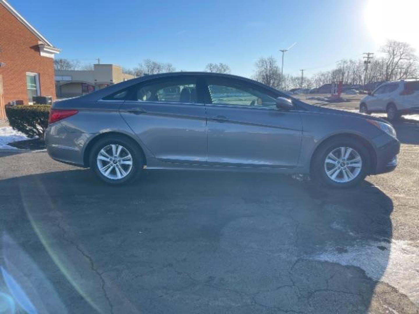 2012 Hyundai Sonata GLS Auto (5NPEB4AC7CH) with an 2.4L L4 DOHC 16V engine, 6-Speed Automatic transmission, located at 1865 W 2nd St., Xenia, OH, 45385, (937) 372-7777, 39.681259, -83.961945 - 2012 Hyundai Sonata GLS Auto - Photo#2