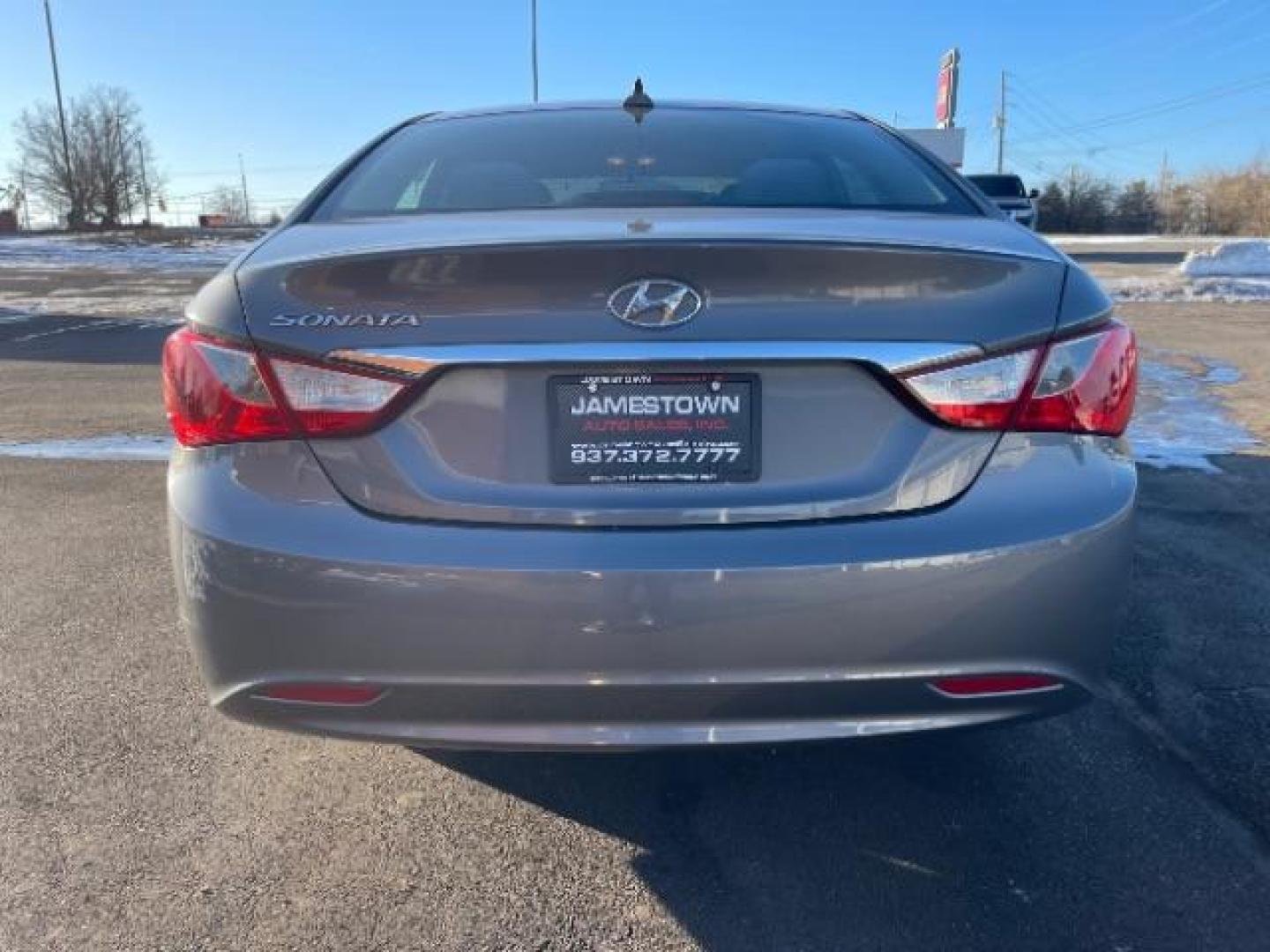 2012 Hyundai Sonata GLS Auto (5NPEB4AC7CH) with an 2.4L L4 DOHC 16V engine, 6-Speed Automatic transmission, located at 1865 W 2nd St., Xenia, OH, 45385, (937) 372-7777, 39.681259, -83.961945 - 2012 Hyundai Sonata GLS Auto - Photo#4